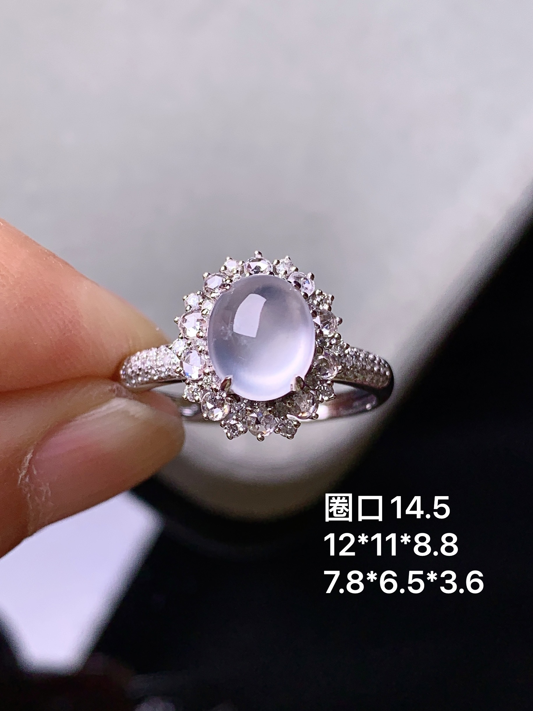 18k金钻镶嵌冰种蛋面戒指 玉质细腻 色泽艳丽清新 水润亮眼 圈口14.5 整体尺寸12*11*8.8m3