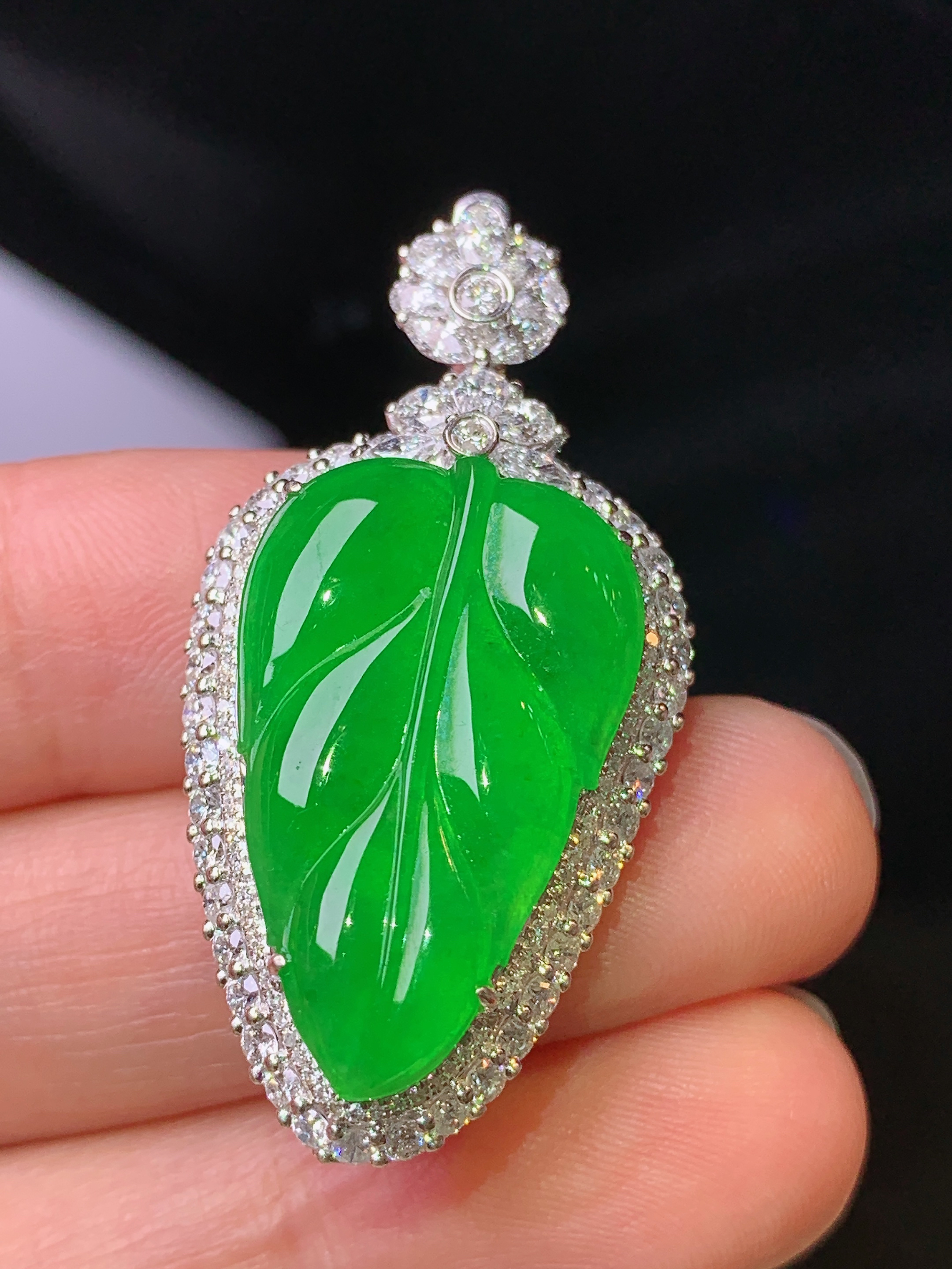 18k金钻镶嵌满绿树叶吊坠 玉质细腻 色泽艳丽清新 水润亮眼 整体尺寸38.7*19.8*9.8