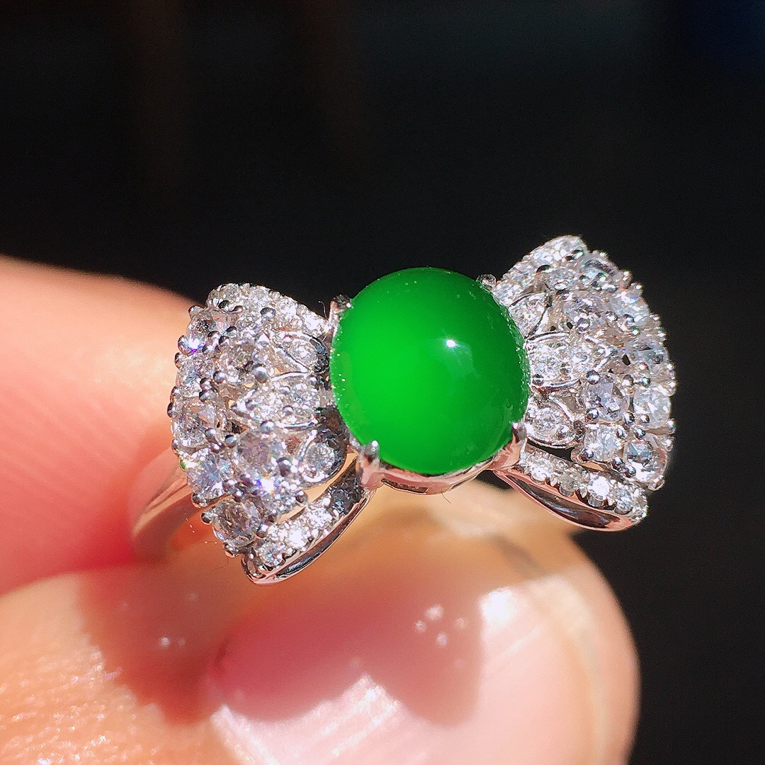 阳绿蛋面戒指，色泽均匀艳丽，玉质细腻，荧光感超
强，饱满圆润，尽显优雅气质，18k
金豪华镶嵌