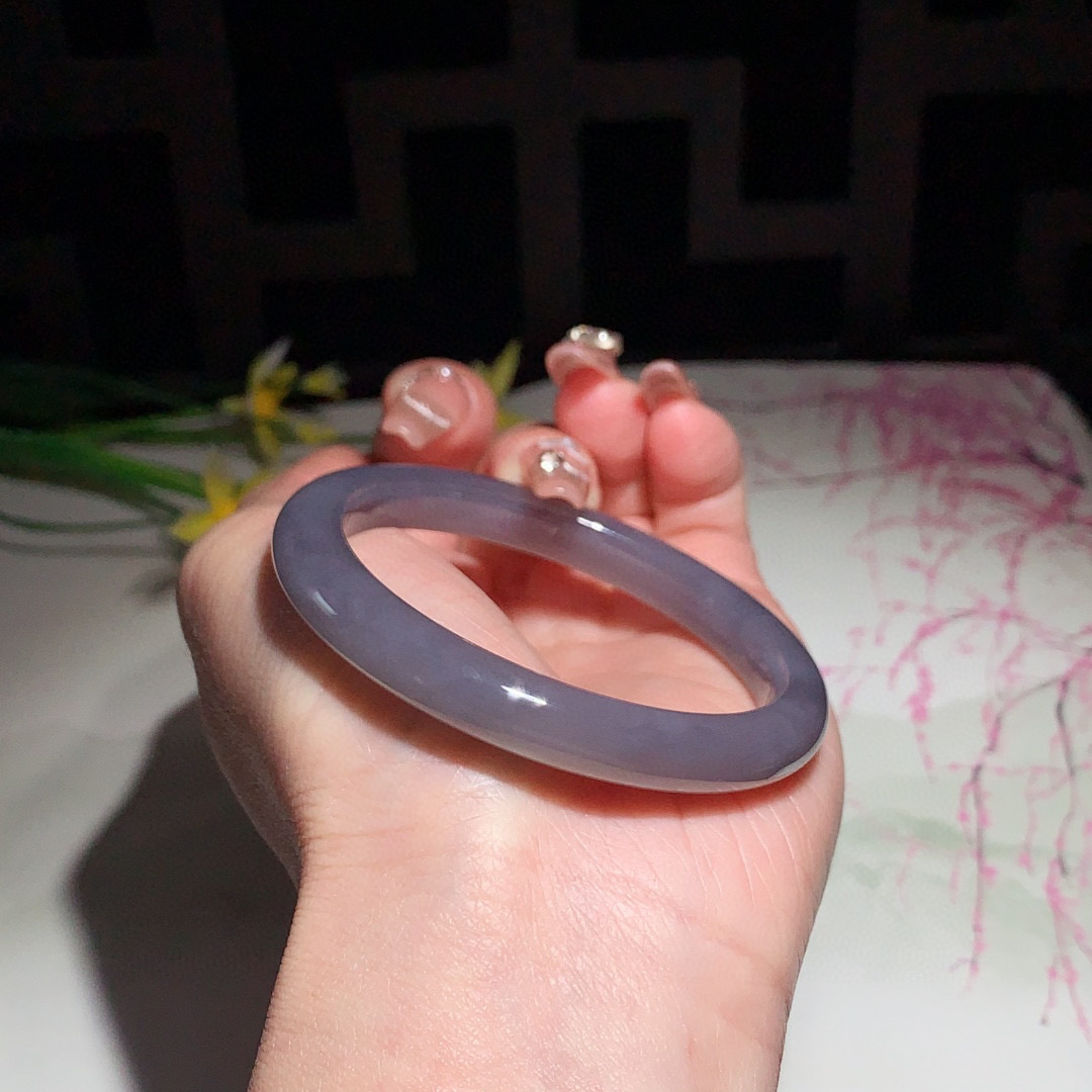 和田玉52圈口紫罗兰色手镯！玉质细腻油润 底色纯净 无裂无杂 脂粉好，品质高。