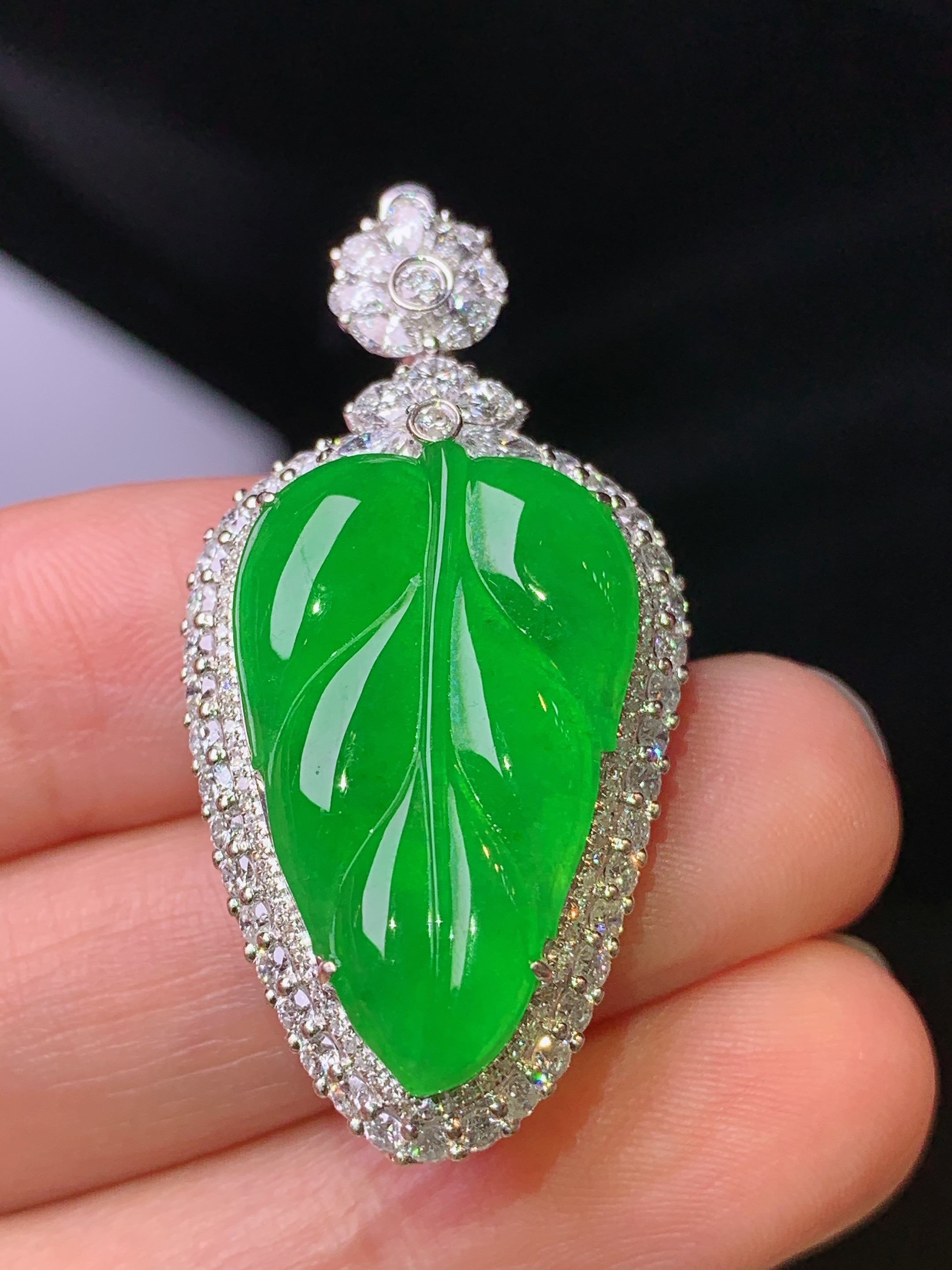 18k金钻镶嵌满绿树叶吊坠 玉质细腻 色泽艳丽清新 水润亮眼 整体尺寸38.7*19.8*9.8