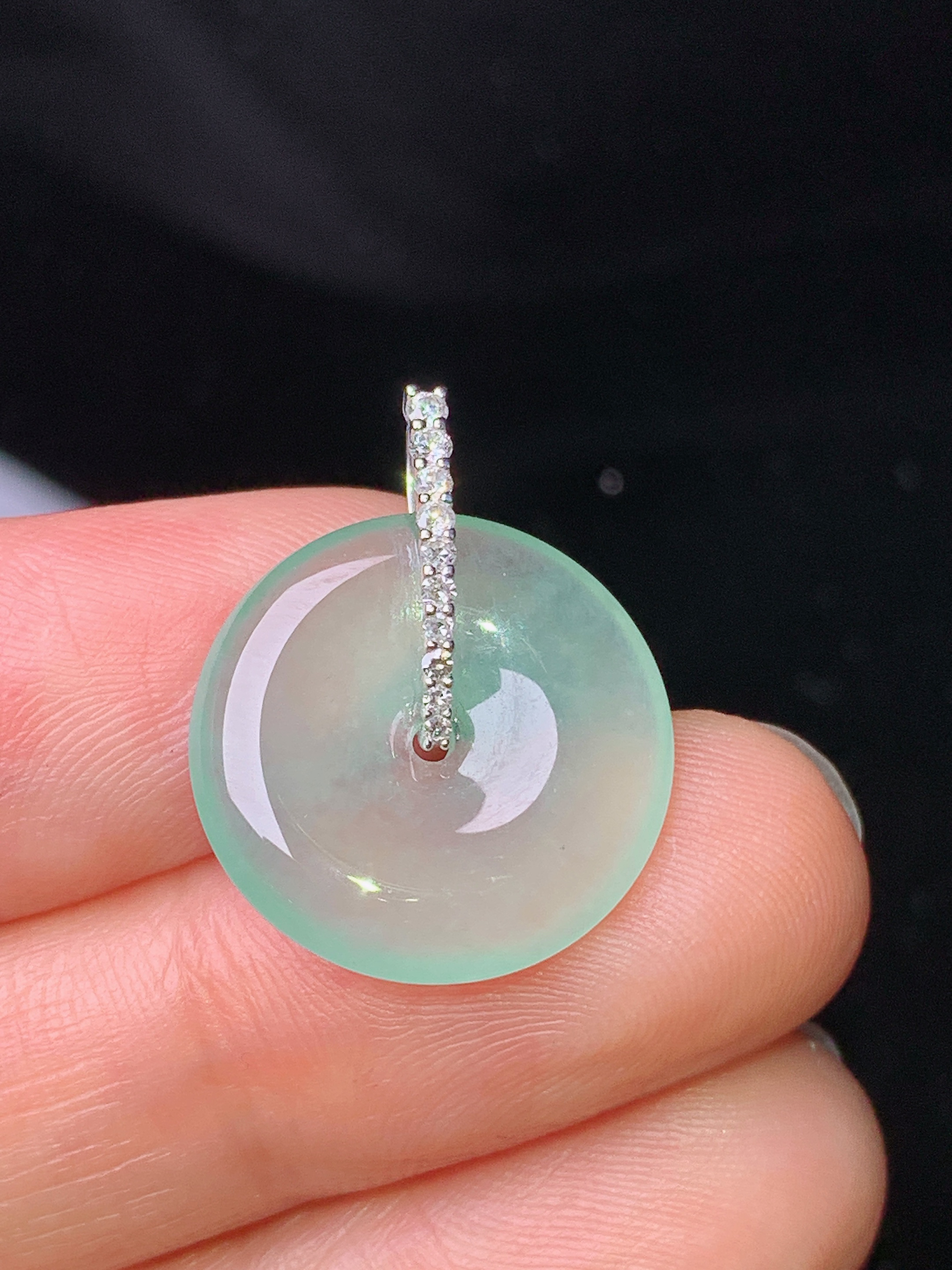 18k金钻镶嵌冰种平安扣吊坠 玉质细腻 色泽艳丽清新 水润亮眼 整体尺寸21.3*17*3.3