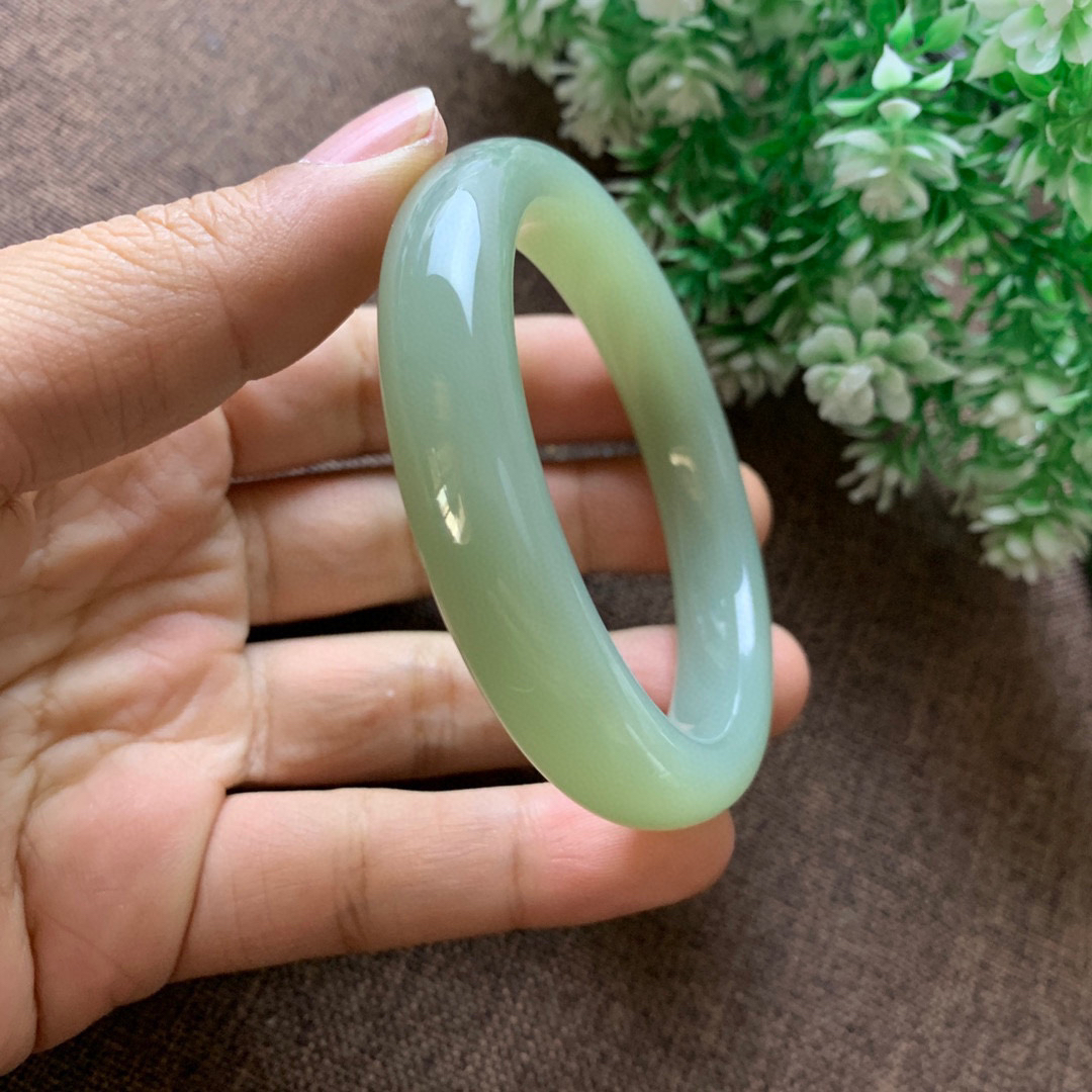 和田玉57圈口且末蓝料手镯，玉质细腻油润 底色纯净 脂粉好，品质好