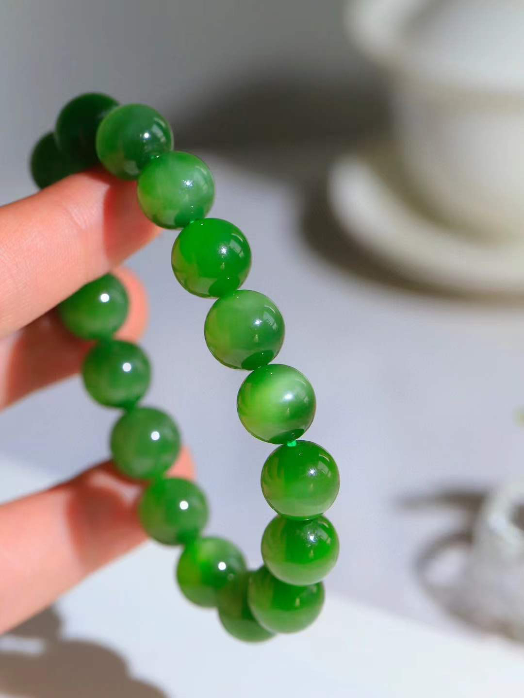 【珠圆玉润.手串】

精品️和田玉碧玉猫眼珠圆玉润手串 玉质温润细腻  整串打磨圆润，佩戴舒适。珠珠落玉盘，间关莺语花底滑，一生美好时光，无论身在何处，都有它相伴相守。事事顺遂，幸福美满，吉祥如意。重44.5克 尺寸取一12mm FDT-16351213