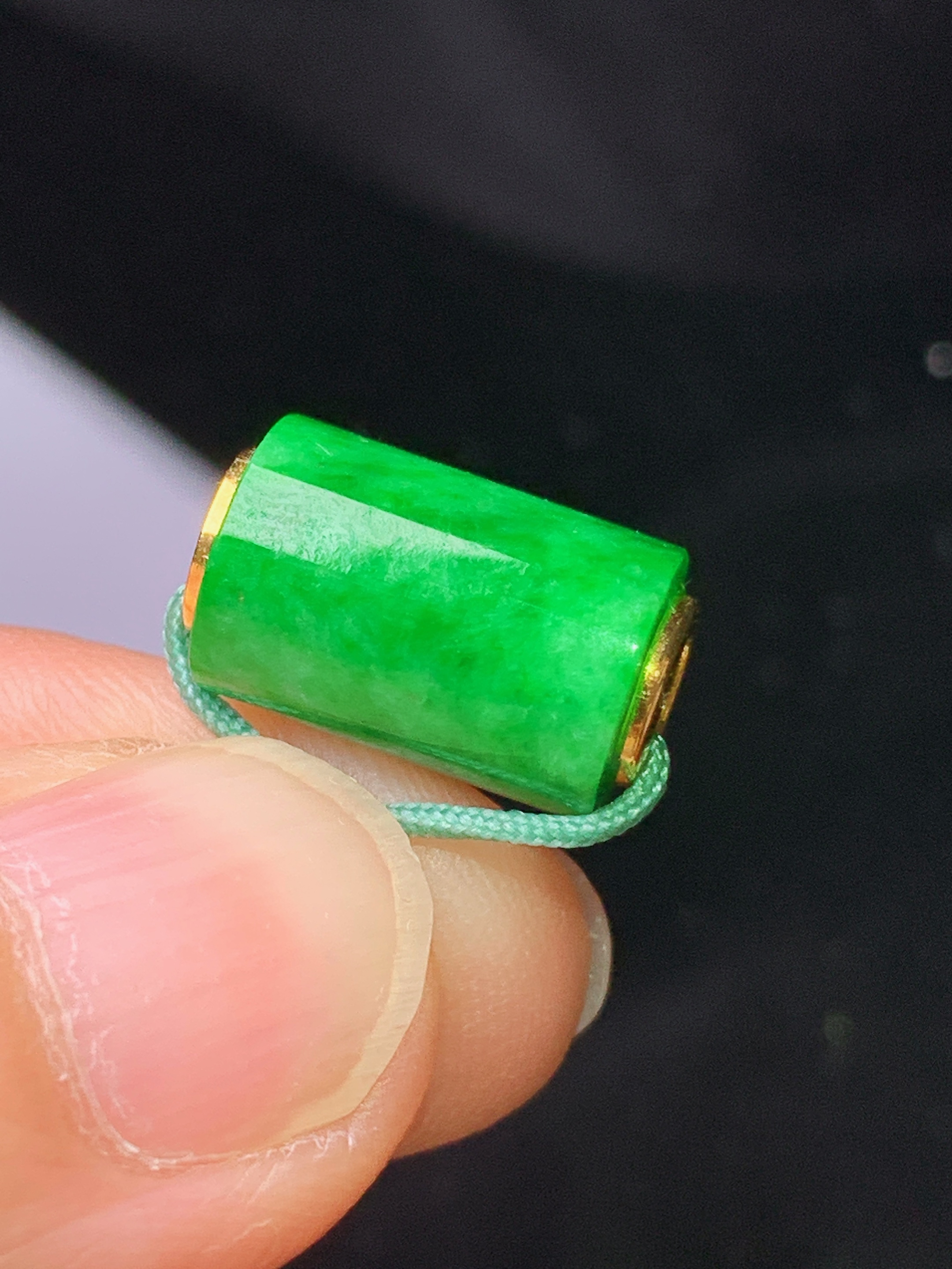 18k金镶嵌翠绿路路通吊坠 玉质细腻 色泽艳丽清新 水润亮眼 整体尺寸12.5*12.5*8.5