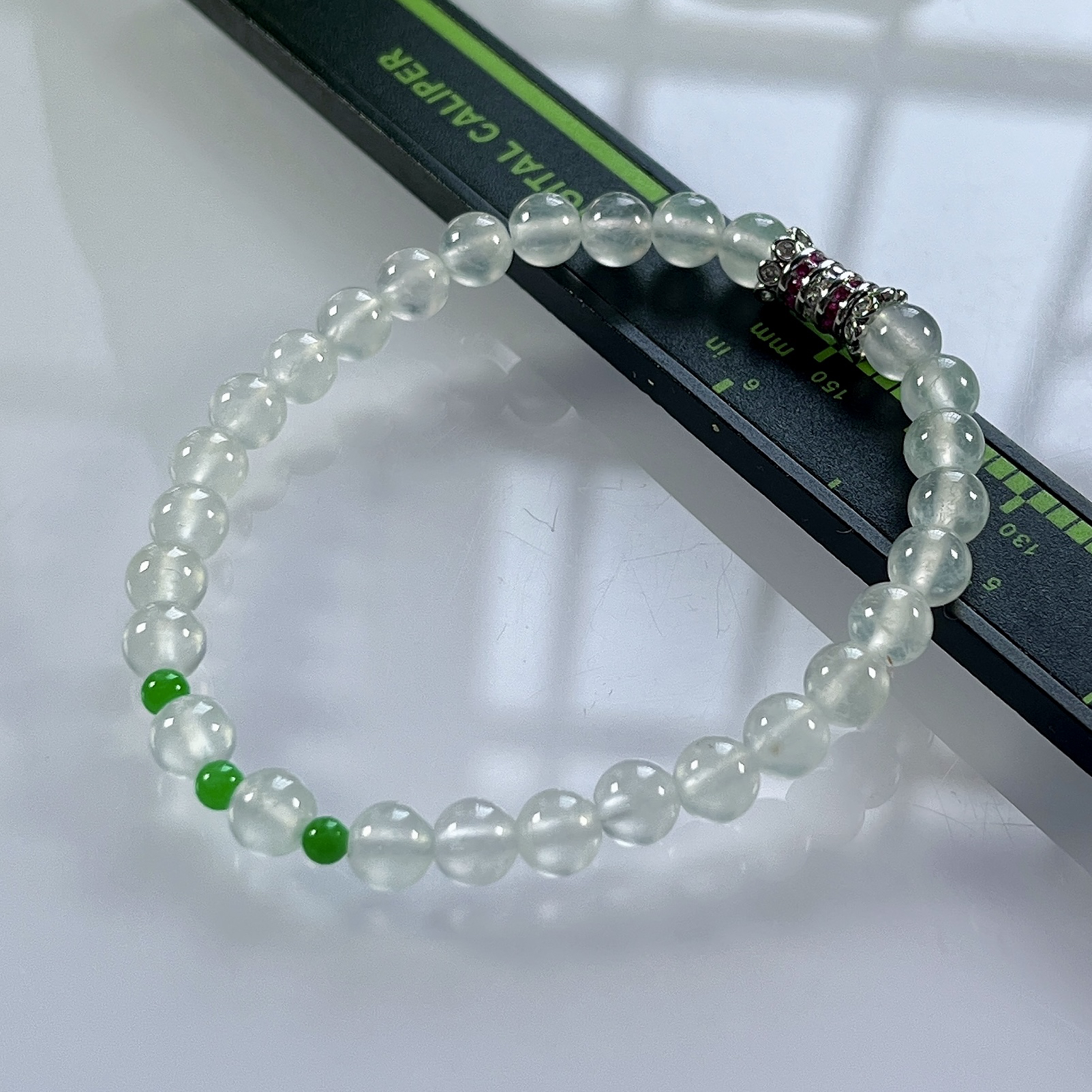 缅甸天然翡翠A货，卡5.8玻璃种起光起胶圆珠手串手链，尺寸：白珠5.8mm/28颗，小绿珠3mm/3颗，长度175mm，重量：11.12g