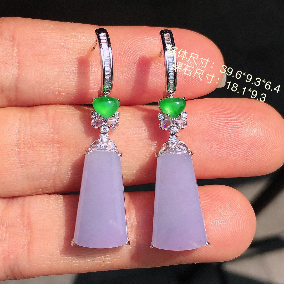 紫罗兰无事牌耳坠，色泽均匀艳丽，玉质细腻，荧光感超
强，饱满圆润，尽显优雅气质，18k
金豪华镶嵌