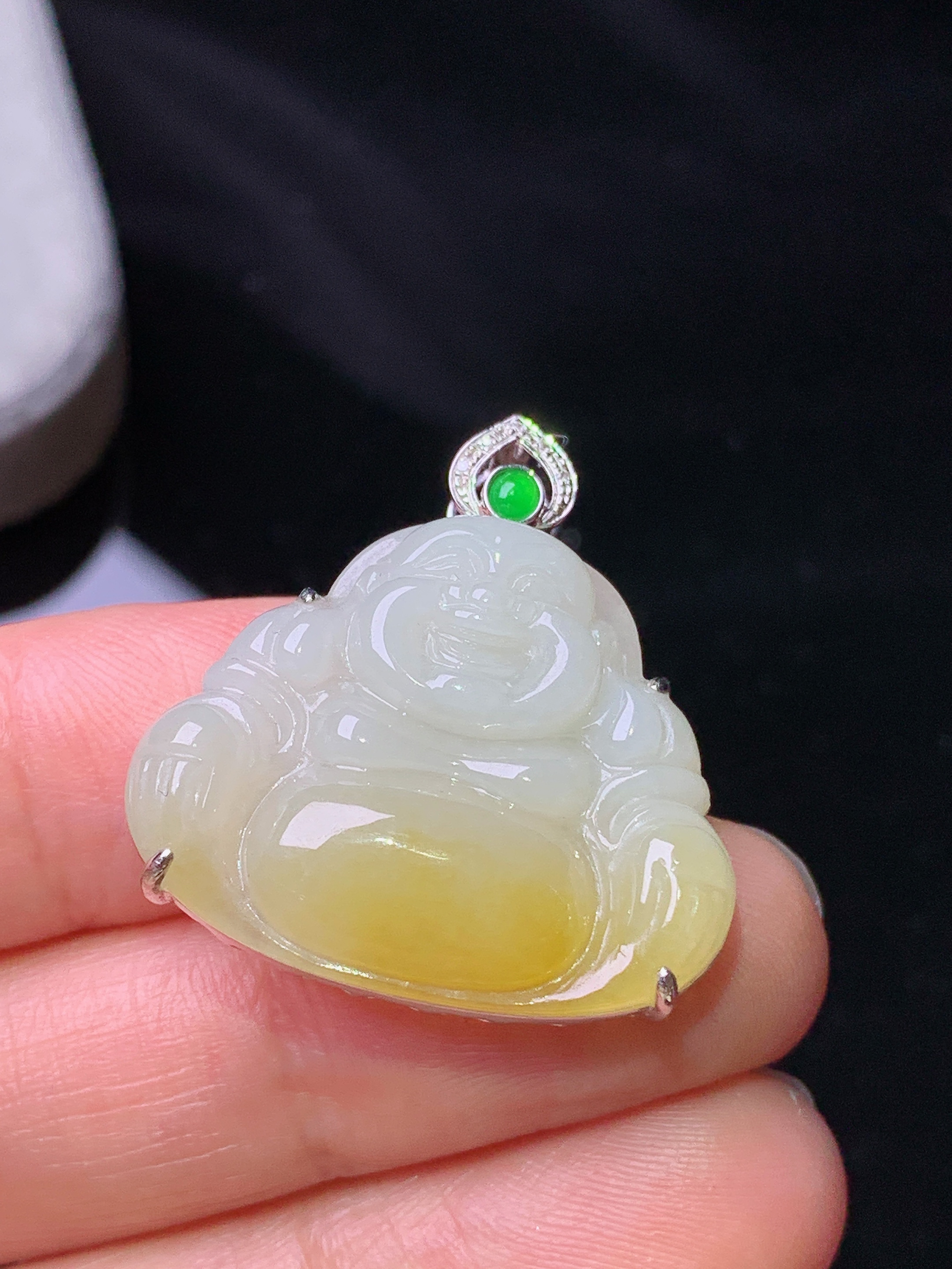 18k金镶嵌飘黄翡佛公吊坠 玉质细腻 色泽艳丽清新 水润亮眼 整体尺寸27.7*26*7.3b1