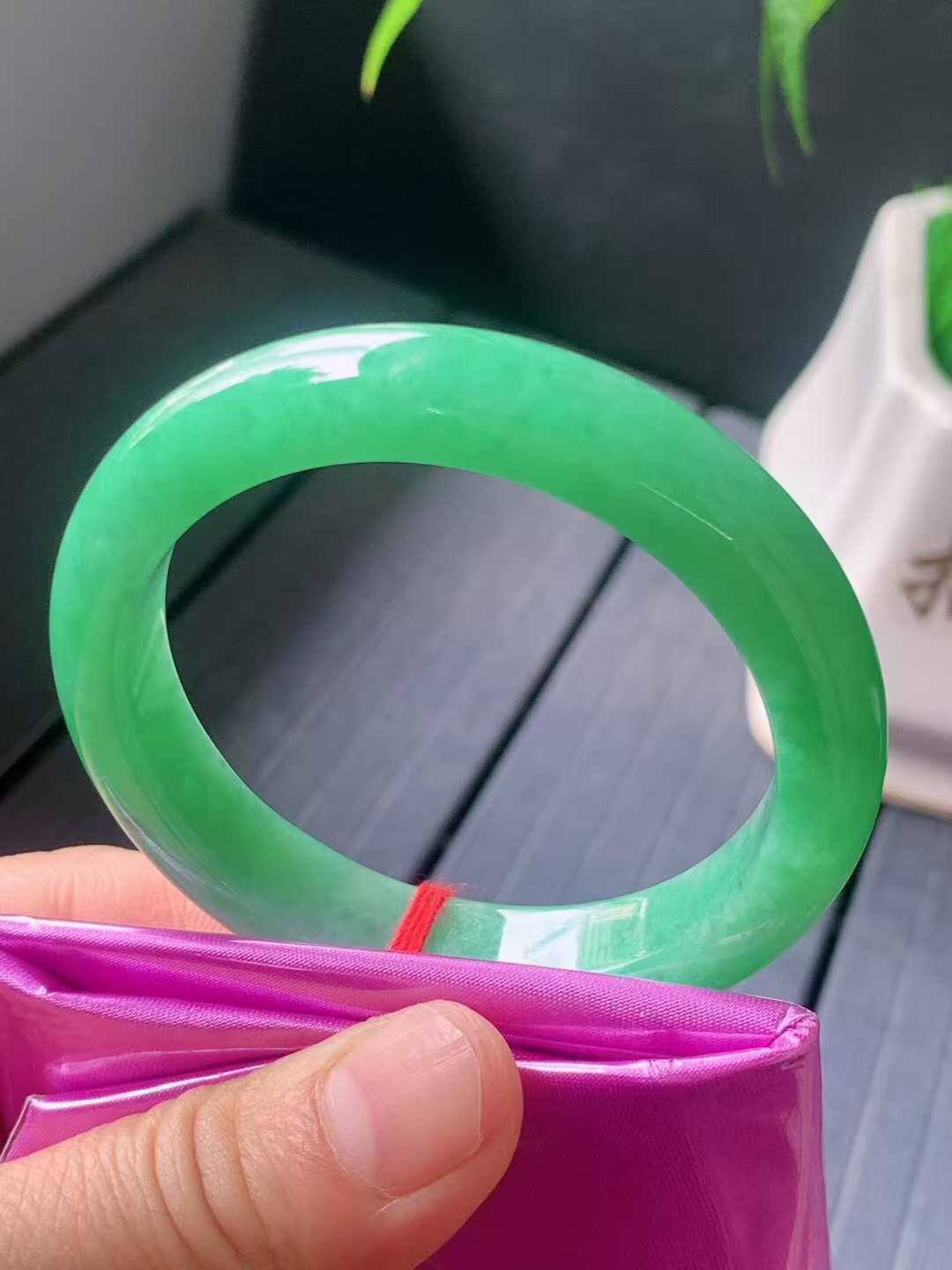 【翡翠名称】老坑种冰绿52.5正圈口手镯
【翡翠尺寸】52.5/11.2/8mm适合51.5-54正圈口佩戴
【翡翠描述】宝贝种老水足，玉质细腻，色泽靓丽，性价比高，佩戴效果好！
【其它赠送】权威证书/精美挂绳盒子/支持全国复检