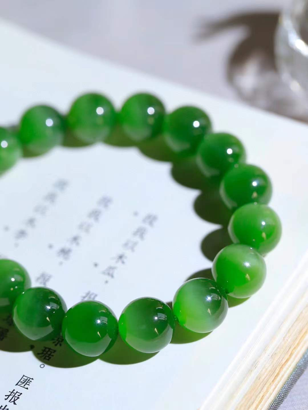 【珠圆玉润.手串】

精品️和田玉碧玉猫眼珠圆玉润手串 玉质温润细腻  整串打磨圆润，佩戴舒适。珠