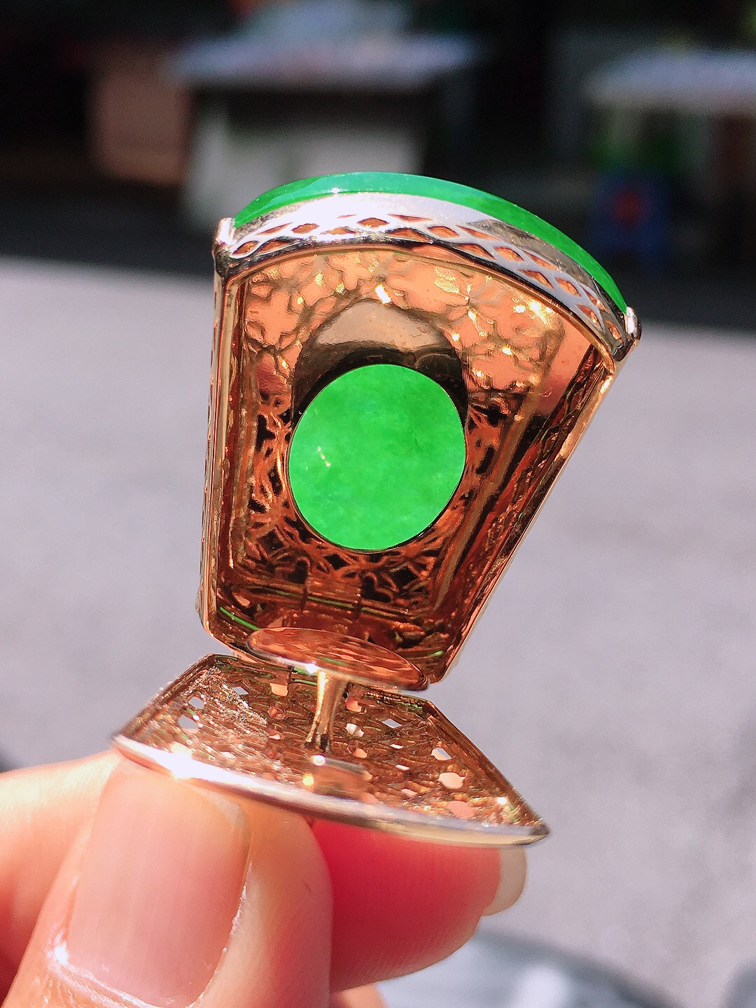 阳绿无事牌吊坠，色泽均匀艳丽，玉质细腻，荧光感超
强，饱满圆润，尽显优雅气质，18k
金豪华镶嵌