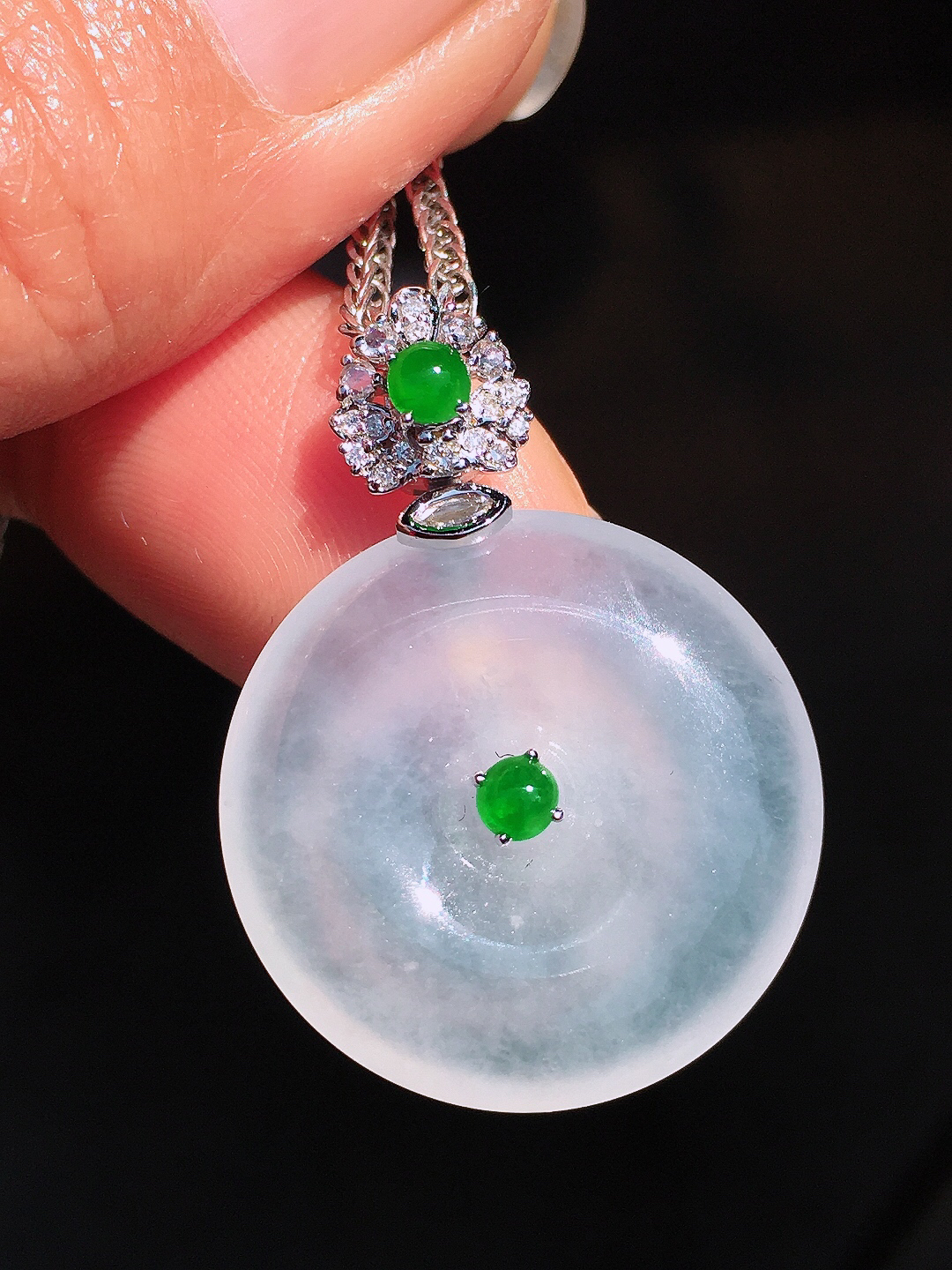 冰种平安扣吊坠，玉质细腻，荧光感超
强，饱满圆润，尽显优雅气质，18k
金豪华镶嵌