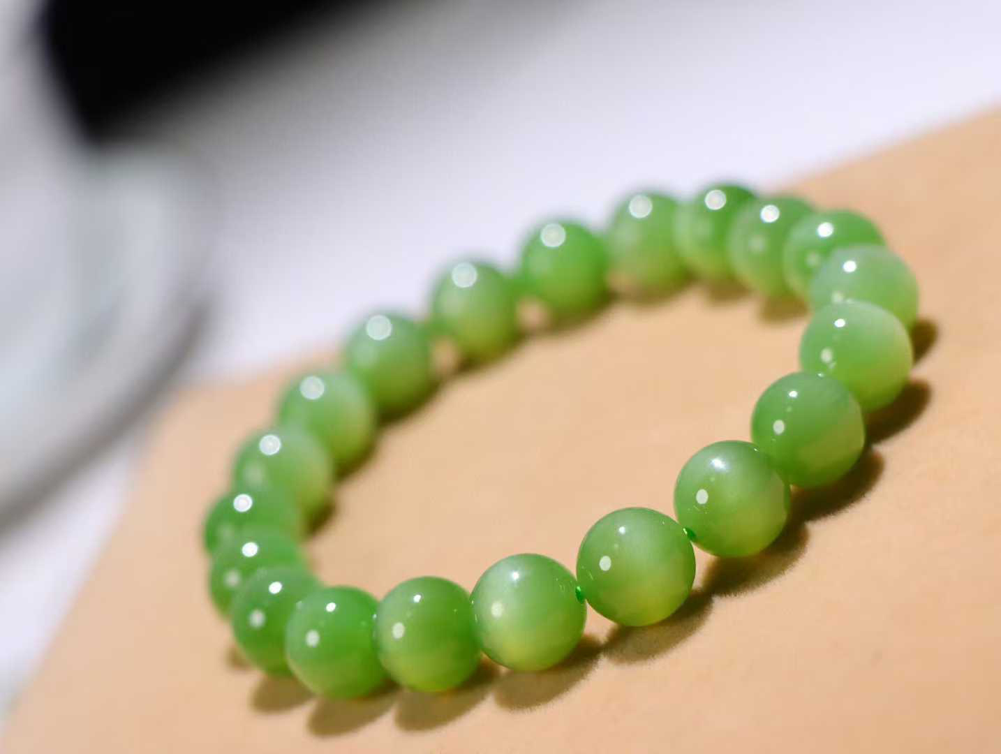 【腕间风华】

精品️和田玉碧玉猫眼圆珠手串，天然纯净，玉质细腻，圆润如珠，佩戴于腕间，尽显高贵气质。无论是日常搭配还是重要场合，都是您优雅风范的点睛之笔。

重33克  尺寸取一10mm 25821211107O