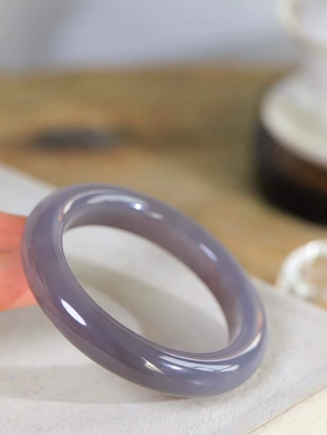 （柔情素语.手镯）

精品和田玉烟紫手镯，玉质细腻，手感温润，光泽柔和，寓意高贵、华丽、祥瑞、喜庆 ，寓意着会带来一派祥和之气！重59.6克   内径54mm尺寸12-10mm  78341279T