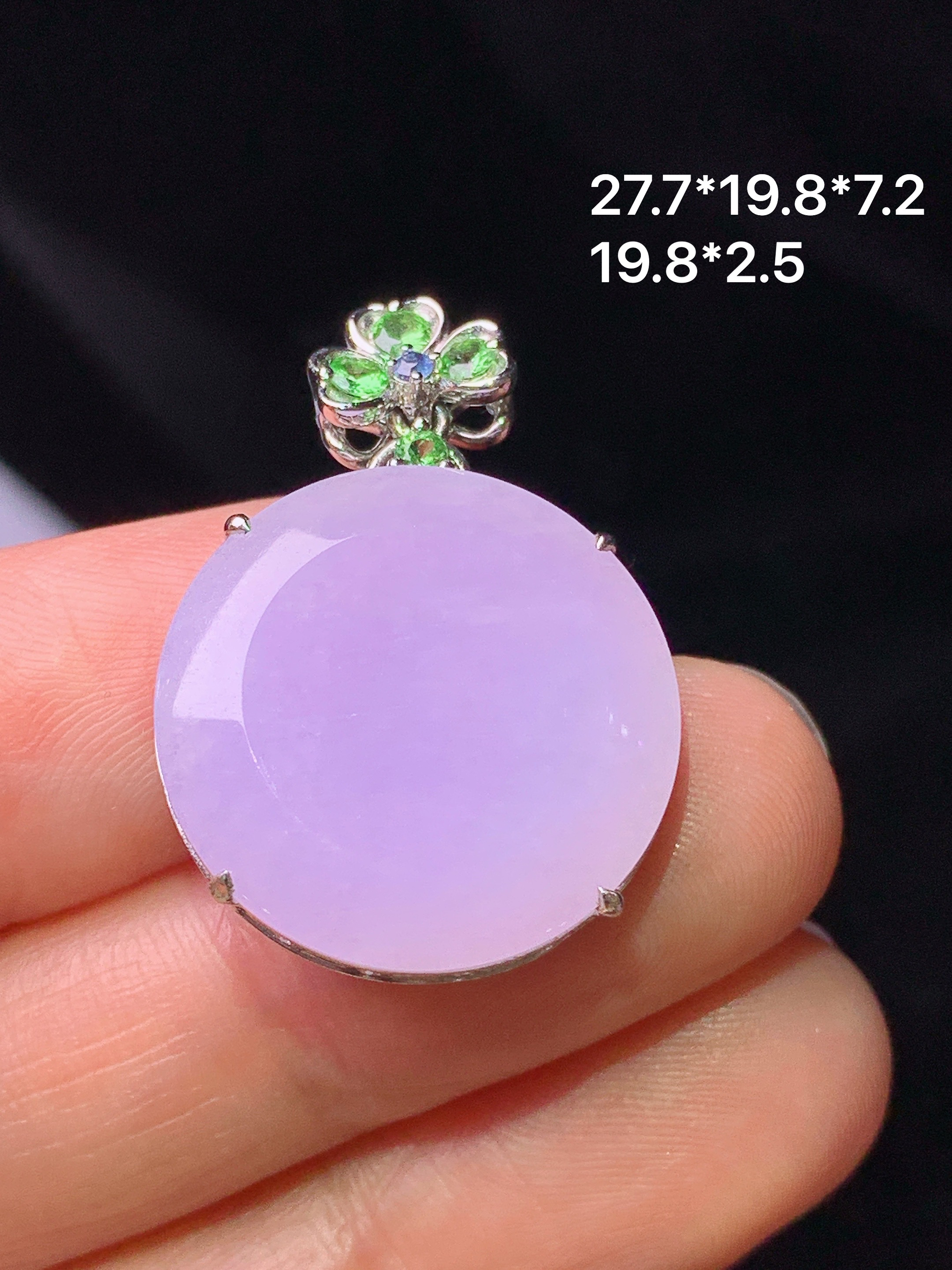 18k金钻镶嵌紫罗兰圆牌吊坠 玉质细腻 色泽艳丽清新 水润亮眼 整体尺寸27.7*19.8*7.2g1