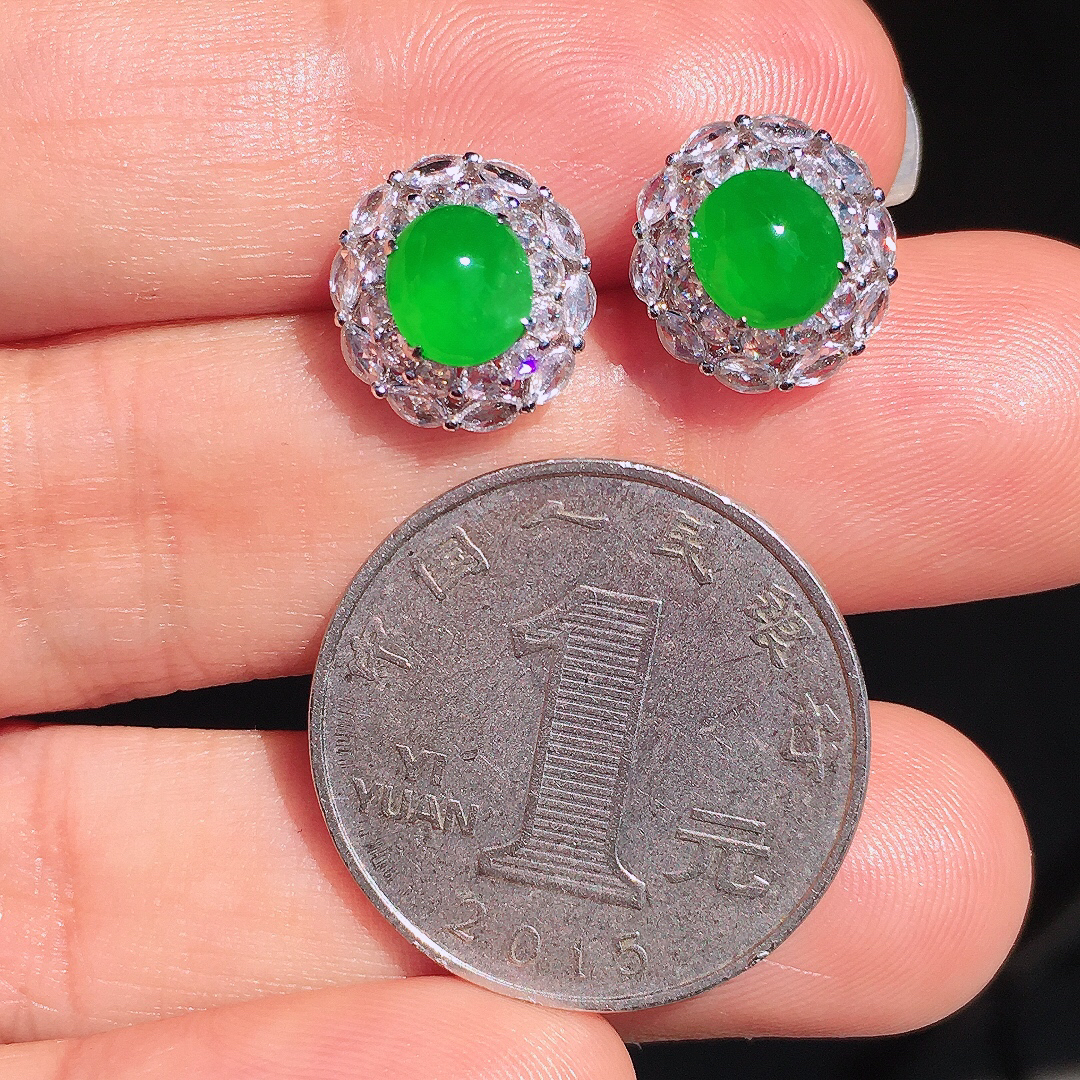 阳绿蛋面耳钉，色泽均匀艳丽，玉质细腻，荧光感超
强，饱满圆润，尽显优雅气质，18k
金豪华镶嵌