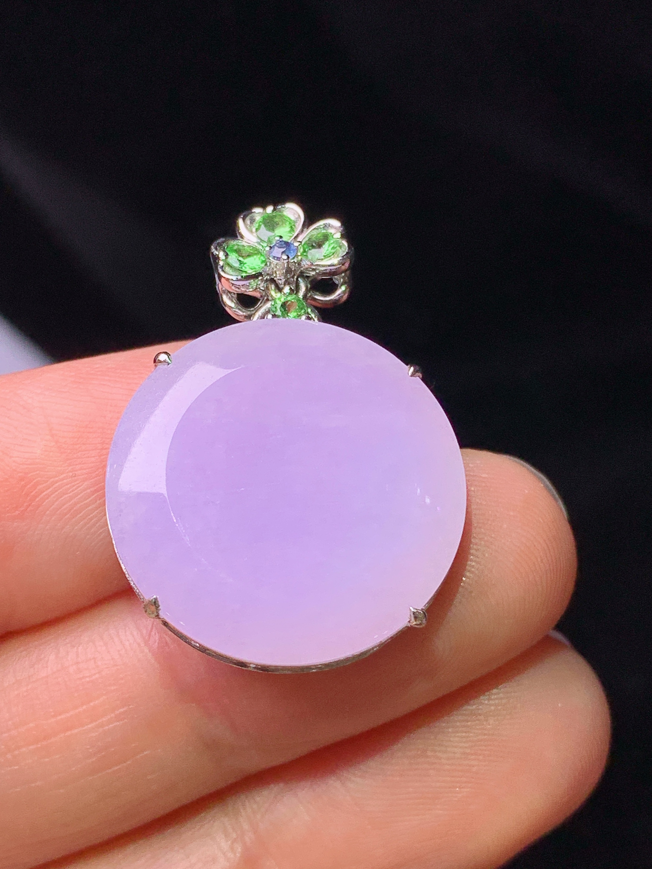 18k金钻镶嵌紫罗兰圆牌吊坠 玉质细腻 色泽艳丽清新 水润亮眼 整体尺寸27.7*19.8*7.2g