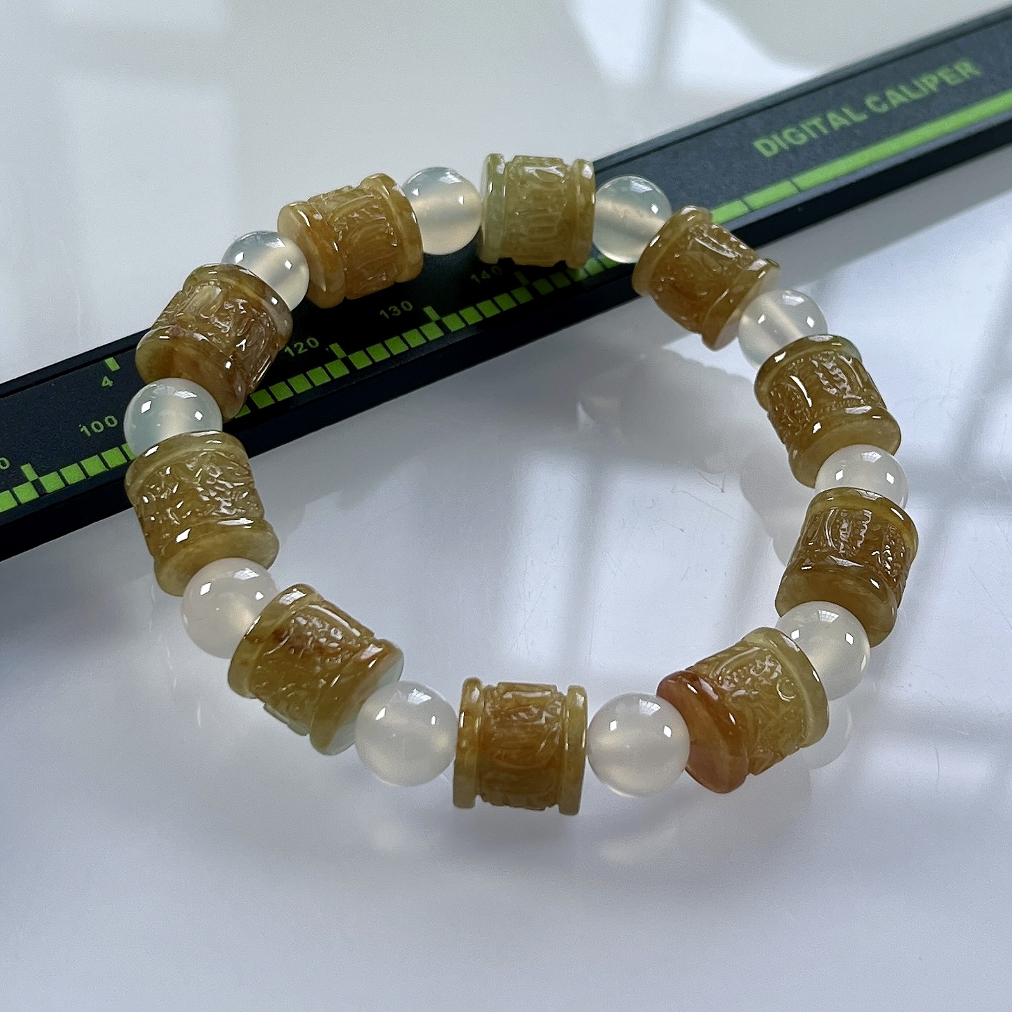 缅甸天然翡翠A货，冰种起胶黄翡冰黄六字箴言路路通手串手链，尺寸取一：高10.5直径10mm/10颗，