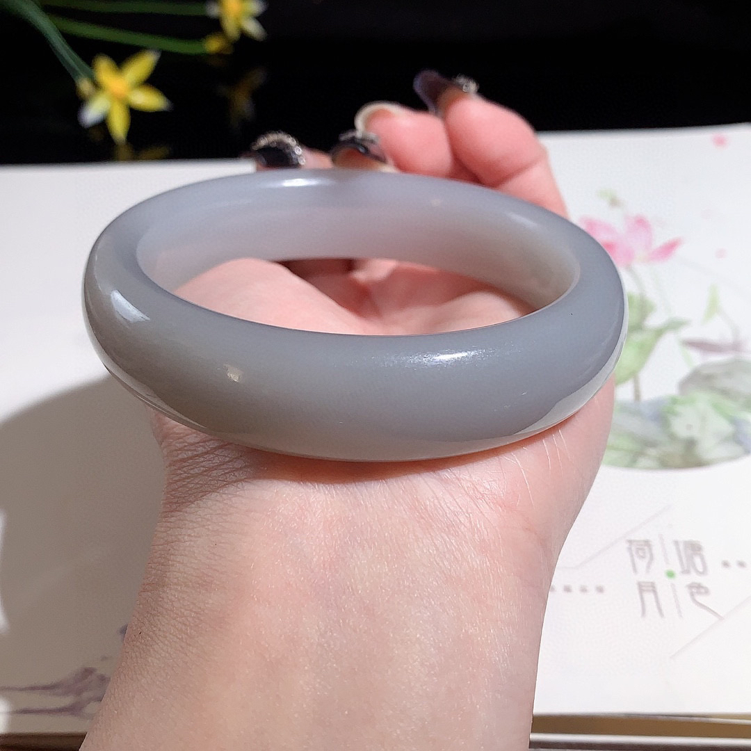 和田玉61.3圈口冰紫色宽版手镯，玉质细腻油润 底色纯净  脂粉好，品质高