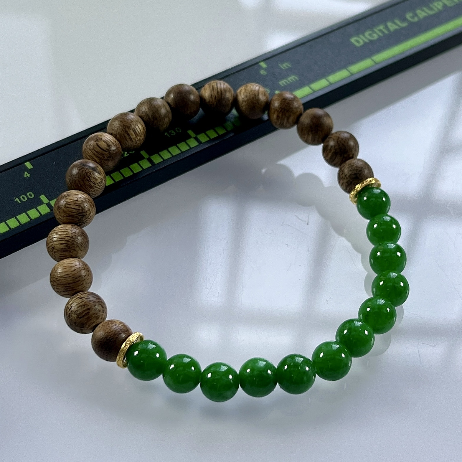 收藏级别，缅甸天然翡翠A货，卡6冰种满绿浓阳绿圆珠手串手链，尺寸：6mm/12颗，重量：6.01g，隔片为18k金，配饰为沉香木。