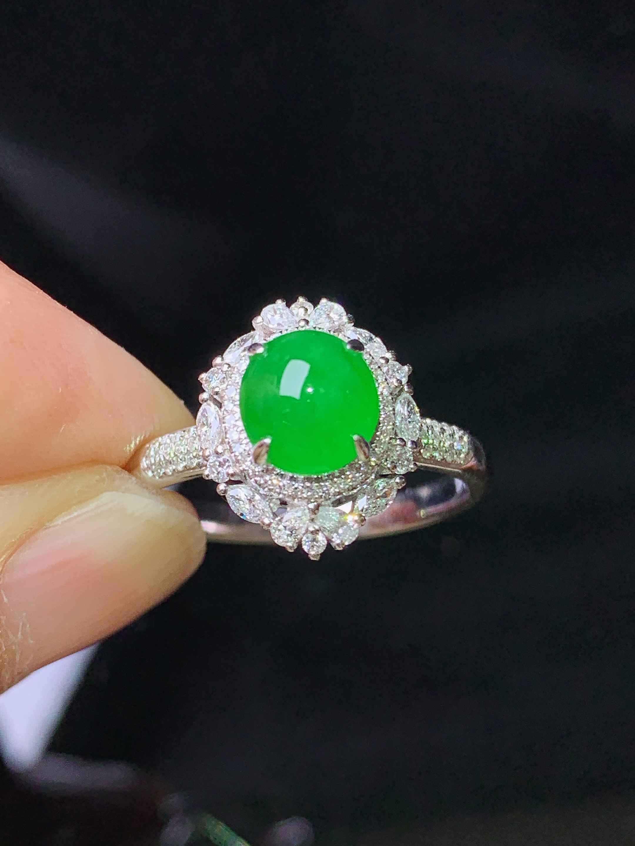 18k金钻镶嵌满绿蛋面戒指 玉质细腻 色泽艳丽清新 水润亮眼 圈口14.5 整体尺寸13.2*10.