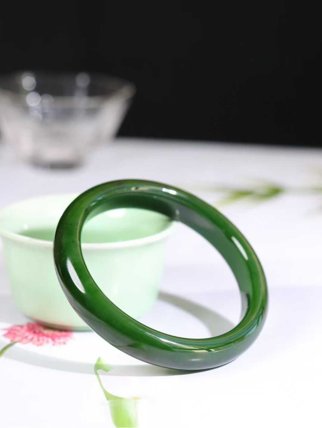 【碧色荡漾】

收藏级和田玉碧玉菠菜绿手镯，俄料七号矿 红皮老料，玉质温润细腻 油性十足，色泽匀称，️款式精美时尚，佩戴美观惹眼，美自天成，婉约之美，举手投足间透出那份低调奢华。

重47.9克 圈口58.5mm尺寸58.5-11.8-7.8mm O18823207130