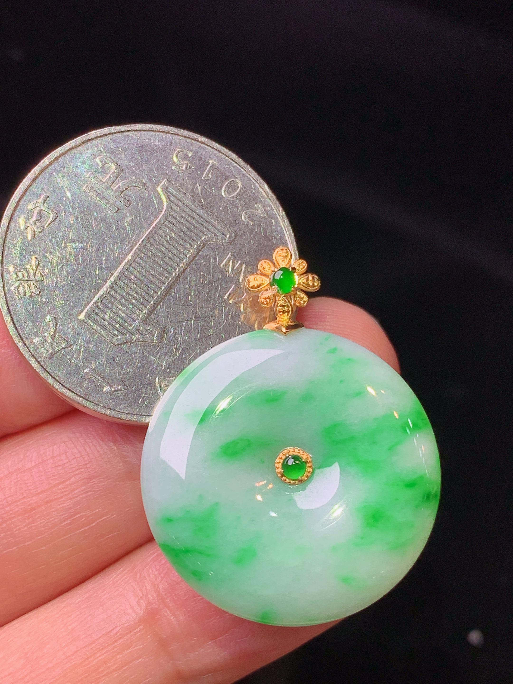 18k金钻镶嵌翠绿平安扣吊坠 玉质细腻 色泽艳丽 整体尺寸29.5*23*5.3c1