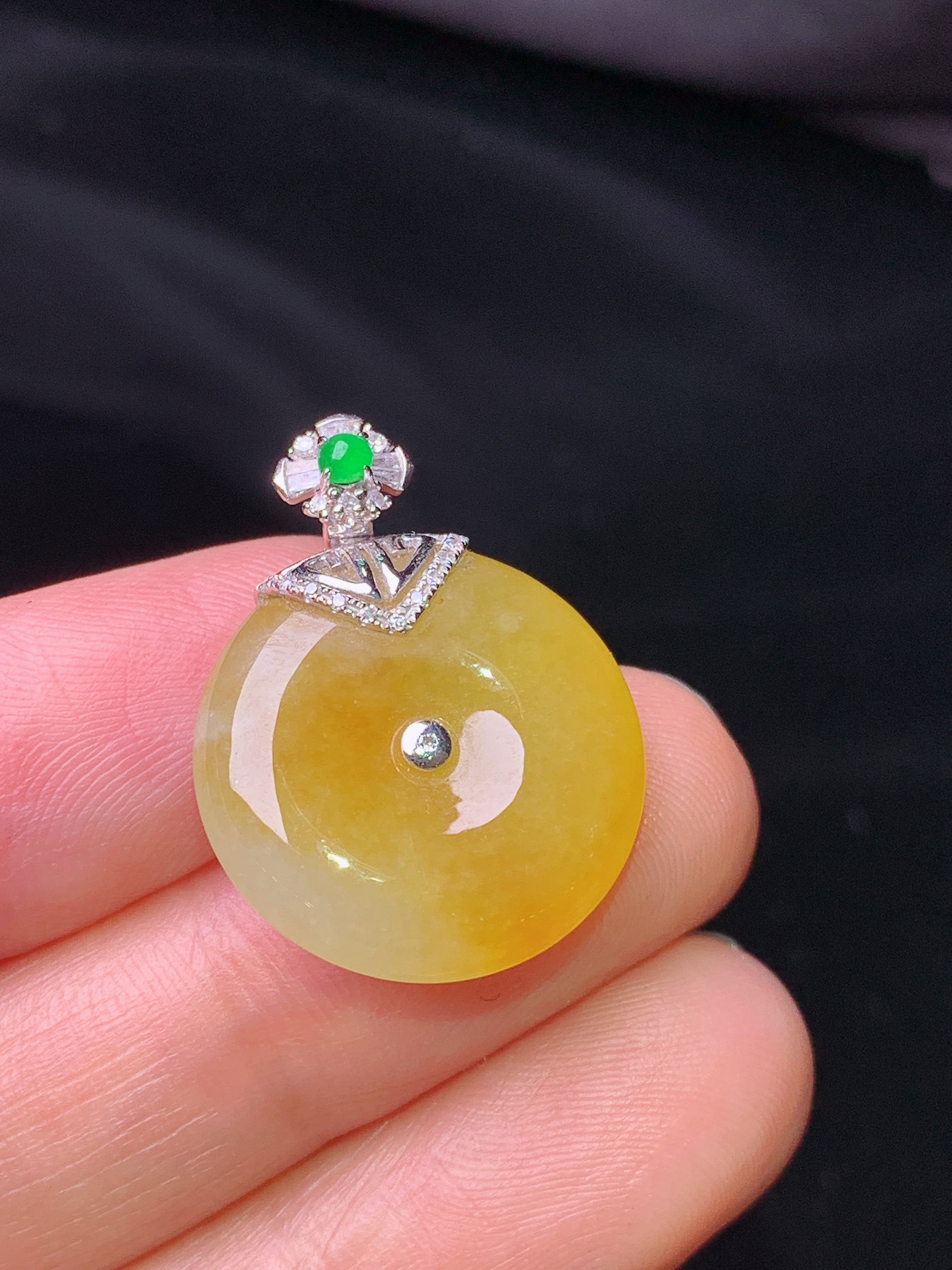 18k金钻镶嵌黄翡平安扣吊坠 玉质细腻 色泽艳丽清新 水润亮眼 整体尺寸24.8*18.6*5b1