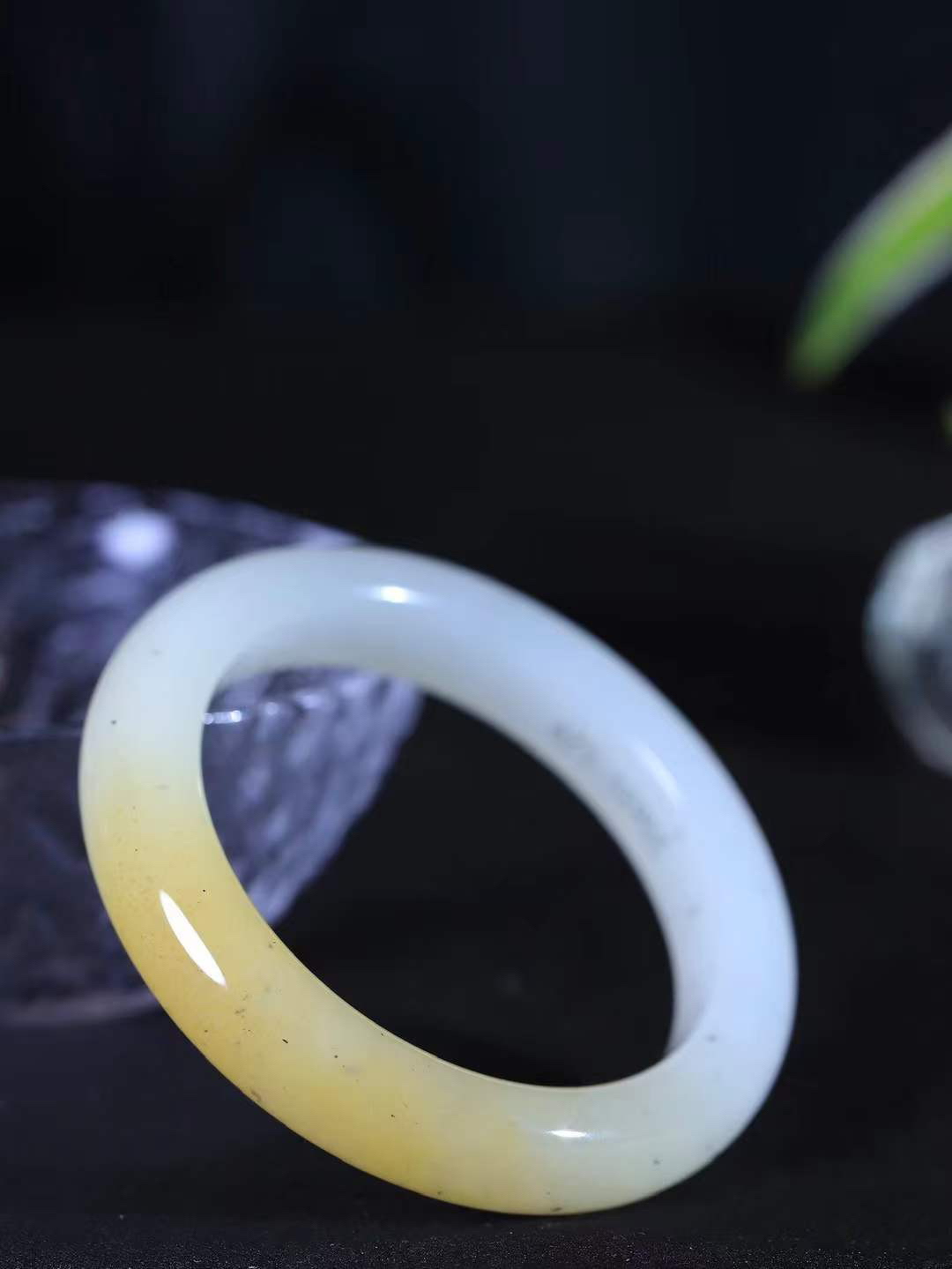 【腕间柔情.手镯】   

精品和田玉糖白点墨手镯 玉质温润细腻 油性十足 古朴秀雅 轻抚岁月的栏杆软香温玉，腕间玉镯轻轻晃动，令人情动心间，撷一缕月末的芬芳，把心思铺陈，时光静美，惟有你最温柔。重55克   尺寸52.5-12.4-9.3mm  46102555A