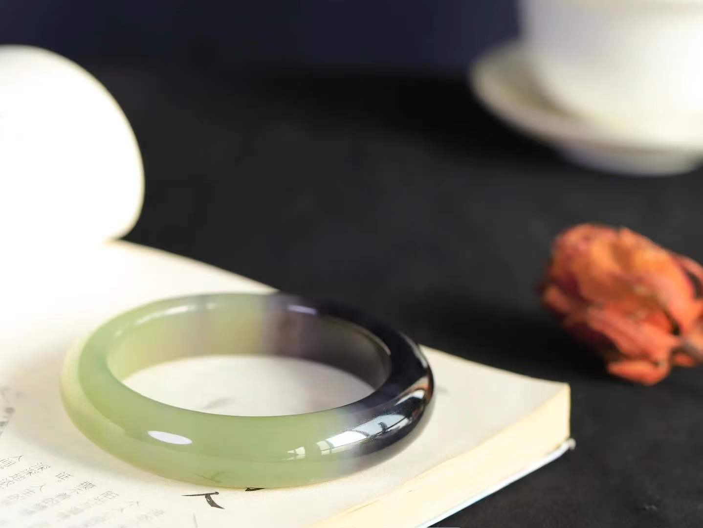 （一见倾心.手镯）

精品和田玉晴水烟紫双色手镯，玉质温润细腻 油性十足 手感舒适，高华雅逸，线条流