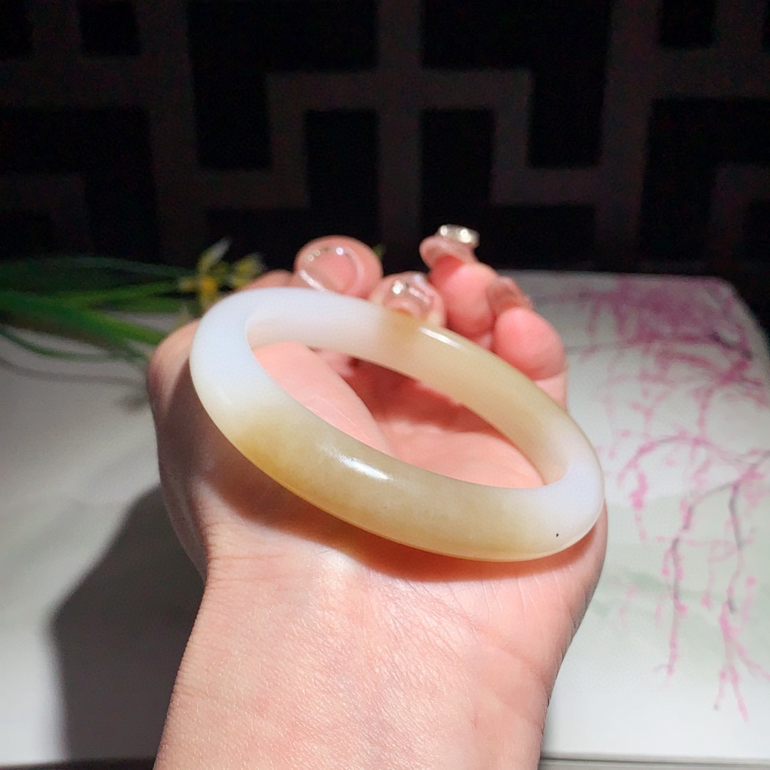 和田玉54圈口且末糖手镯！玉质细腻油润 底色纯净 无裂无棉 脂粉好，品质高。