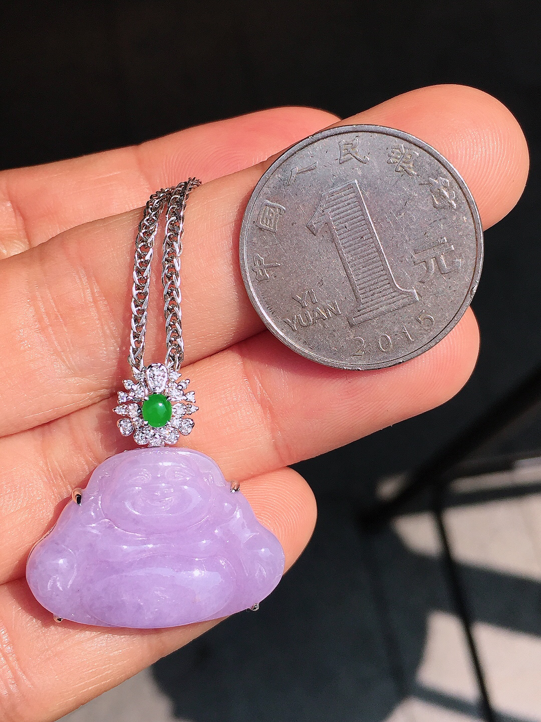 紫罗兰佛公吊坠，色泽均匀艳丽，玉质细腻，荧光感超
强，饱满圆润，尽显优雅气质，18k
金豪华镶嵌