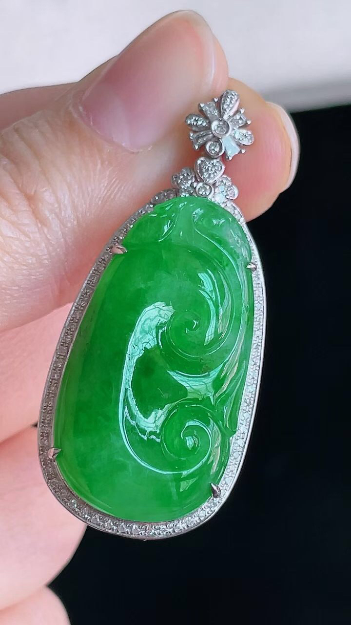 【翡翠名称】18K金豪华镶钻冰阳绿如意翡翠吊坠
【翡翠尺寸】含金40.6/18.4/8.6mm
【翡翠描述】宝贝种老水足，玉质细腻，色泽靓丽，性价比高，佩戴效果好！
【其它赠送】权威证书/精美挂绳盒子/支持全国复检