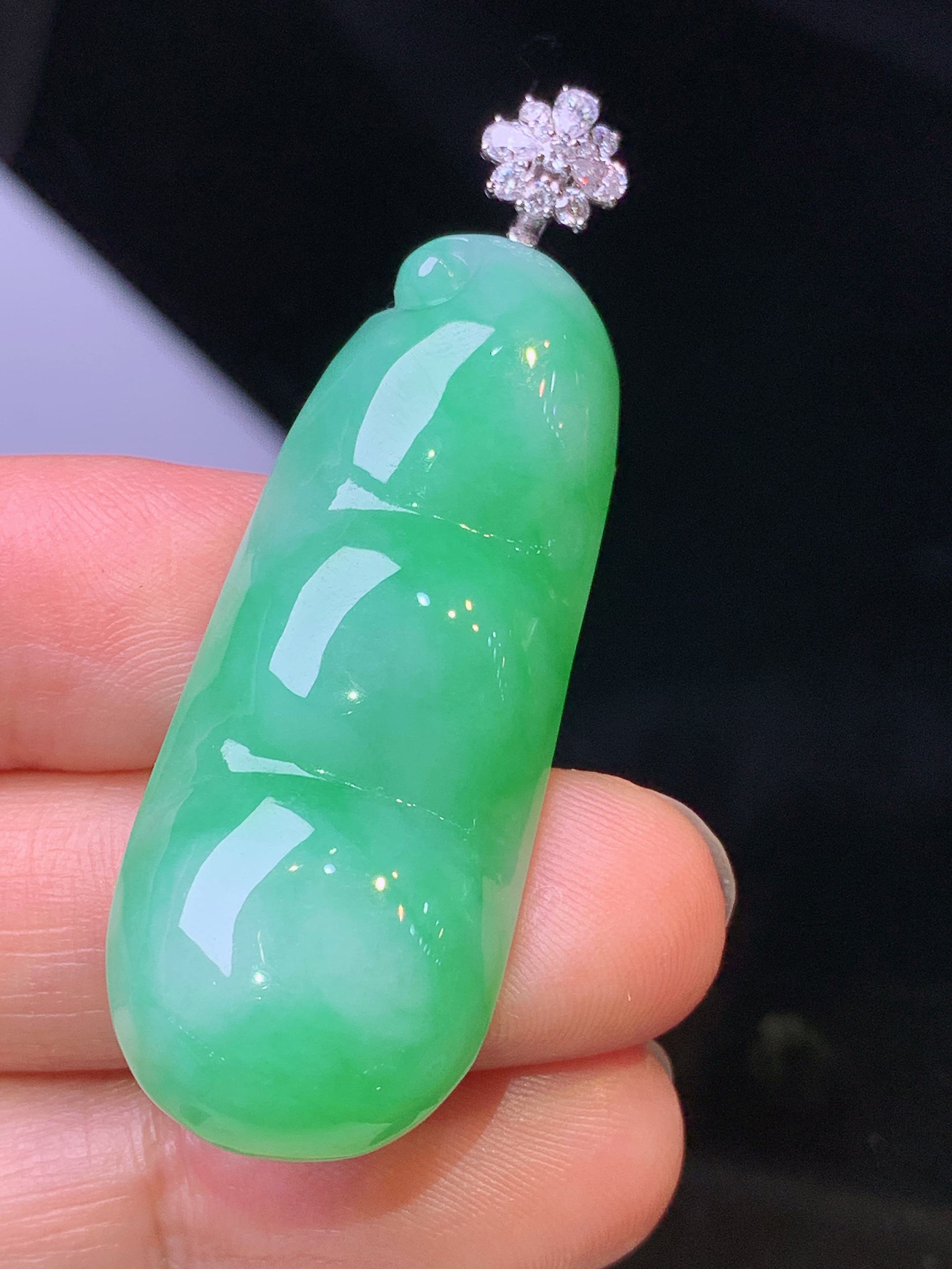 18k金莫桑钻镶嵌翠绿四季豆吊坠 玉质细腻 色泽艳丽 整体尺寸50.5*16.7*7.3j1