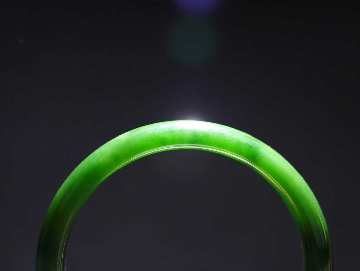 【碧色荡漾】

收藏级和田玉碧玉菠菜绿手镯，俄料七号矿 红皮老料，玉质温润细腻 油性十足，色泽匀称，️款式精美时尚，佩戴美观惹眼，美自天成，婉约之美，举手投足间透出那份低调奢华。

重47.9克 圈口58.5mm尺寸58.5-11.8-7.8mm O18823207130