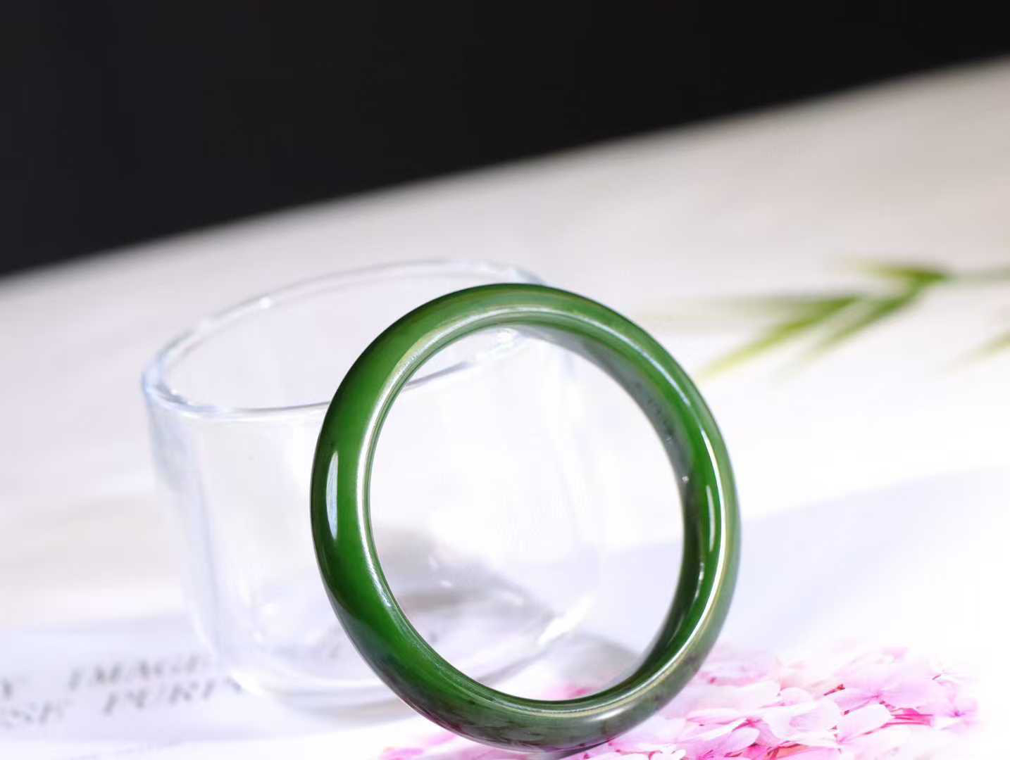 【腕间柔情】

和田玉碧玉菠菜绿手镯，俄料七号矿 红皮老料，玉质温润细腻 油性十足，色泽匀称，️款