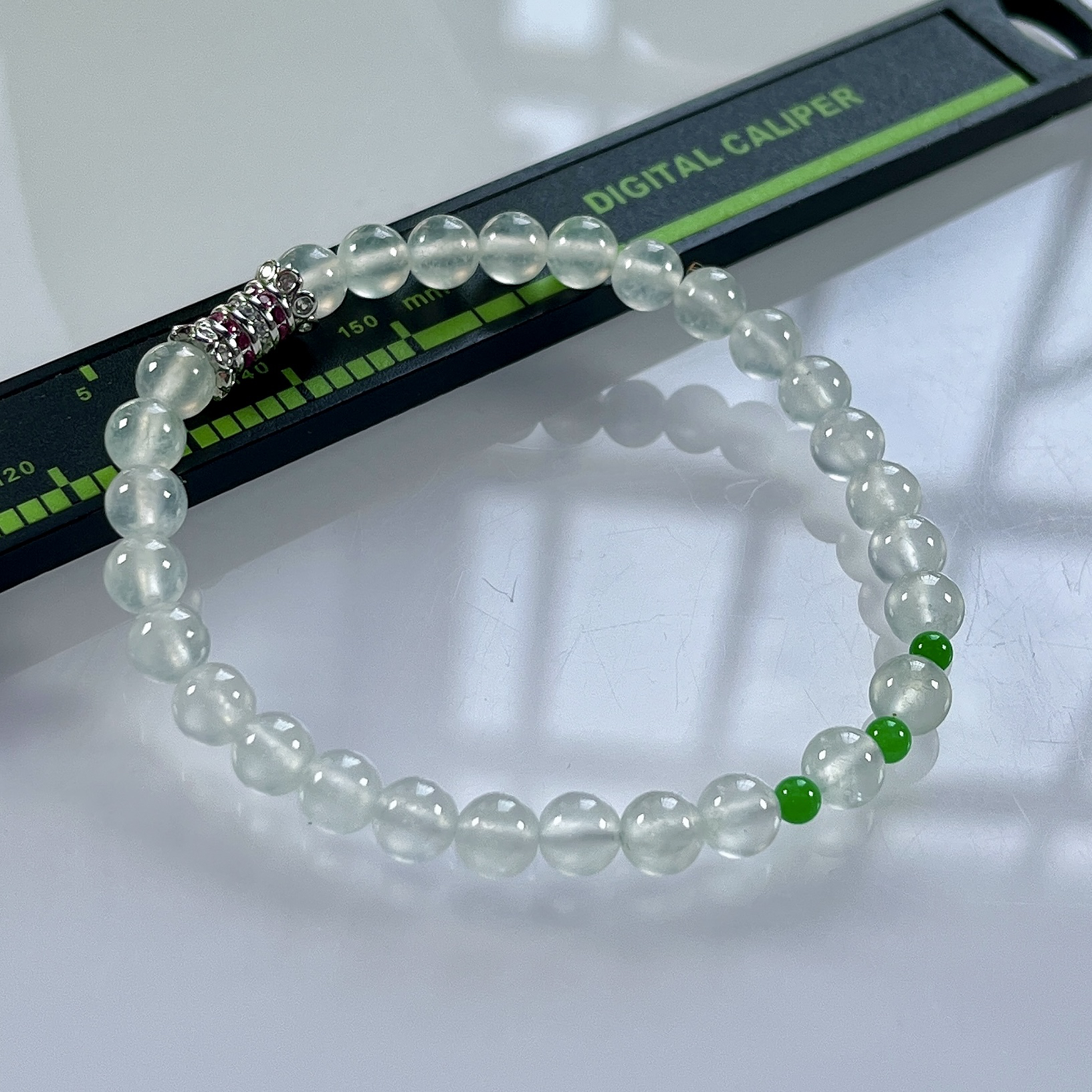 缅甸天然翡翠A货，卡5.8玻璃种起光起胶圆珠手串手链，尺寸：白珠5.8mm/28颗，小绿珠3mm/3颗，长度175mm，重量：11.12g