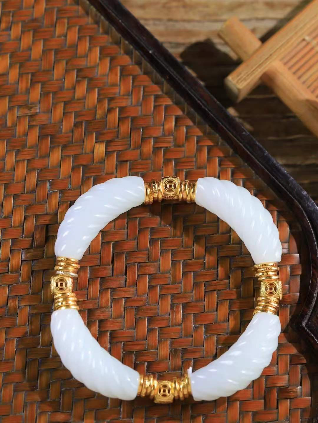 【925银.绞丝纹.手串】

精品和田玉白玉绞丝纹手串，手串以温润白玉雕琢绞丝纹理，如丝绦缠绕，寓意情意绵长、福寿永续；搭配古法金饰，铜钱纹藏财源滚滚之意，吉祥纹纳平安顺遂之福。白玉凝洁，金辉璀璨，既显东方雅致风骨，又藏富贵安康祈愿，是自戴祈福、赠友传情的上佳之选。重27.2克  尺寸取一30-10.2-10.2mm 99301200T