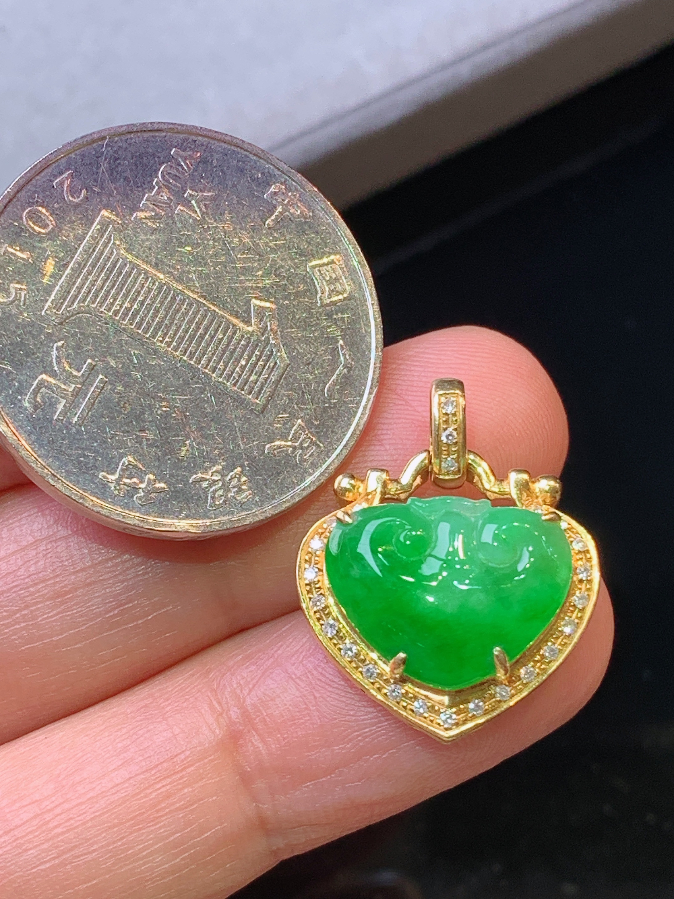 18k金钻镶嵌满绿如意头吊坠 玉质细腻 色泽艳丽 整体尺寸21.3*17.2*6.8