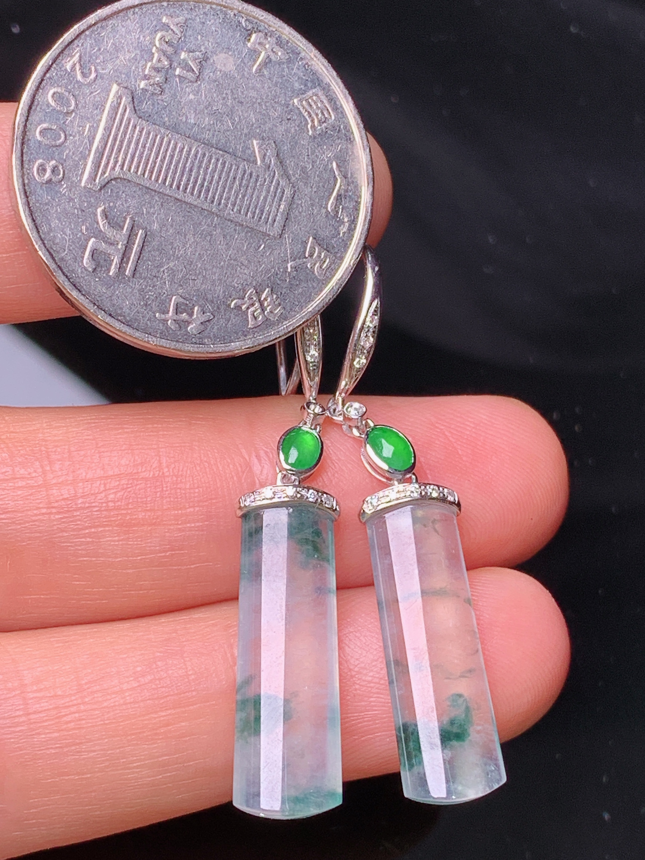 18k金钻镶嵌冰种玉柱耳坠 吊坠 玉质细腻 色泽艳丽清新 水润亮眼 整体尺寸41.2*6.8*3b1