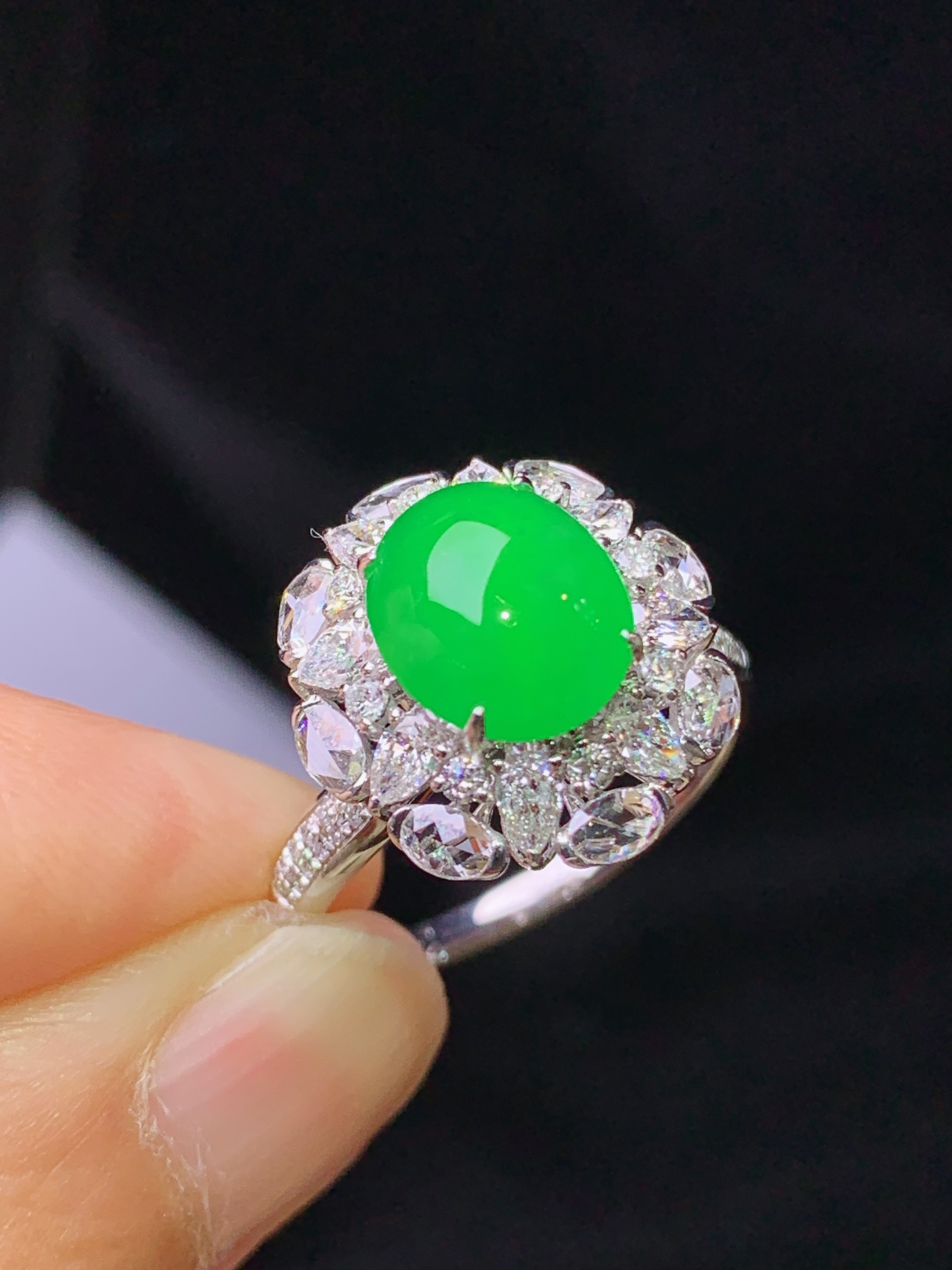 18k金钻镶嵌满绿蛋面吊坠 玉质细腻 色泽艳丽清新 水润亮眼 圈口15 整体尺寸16.2*14.8*10.6m3