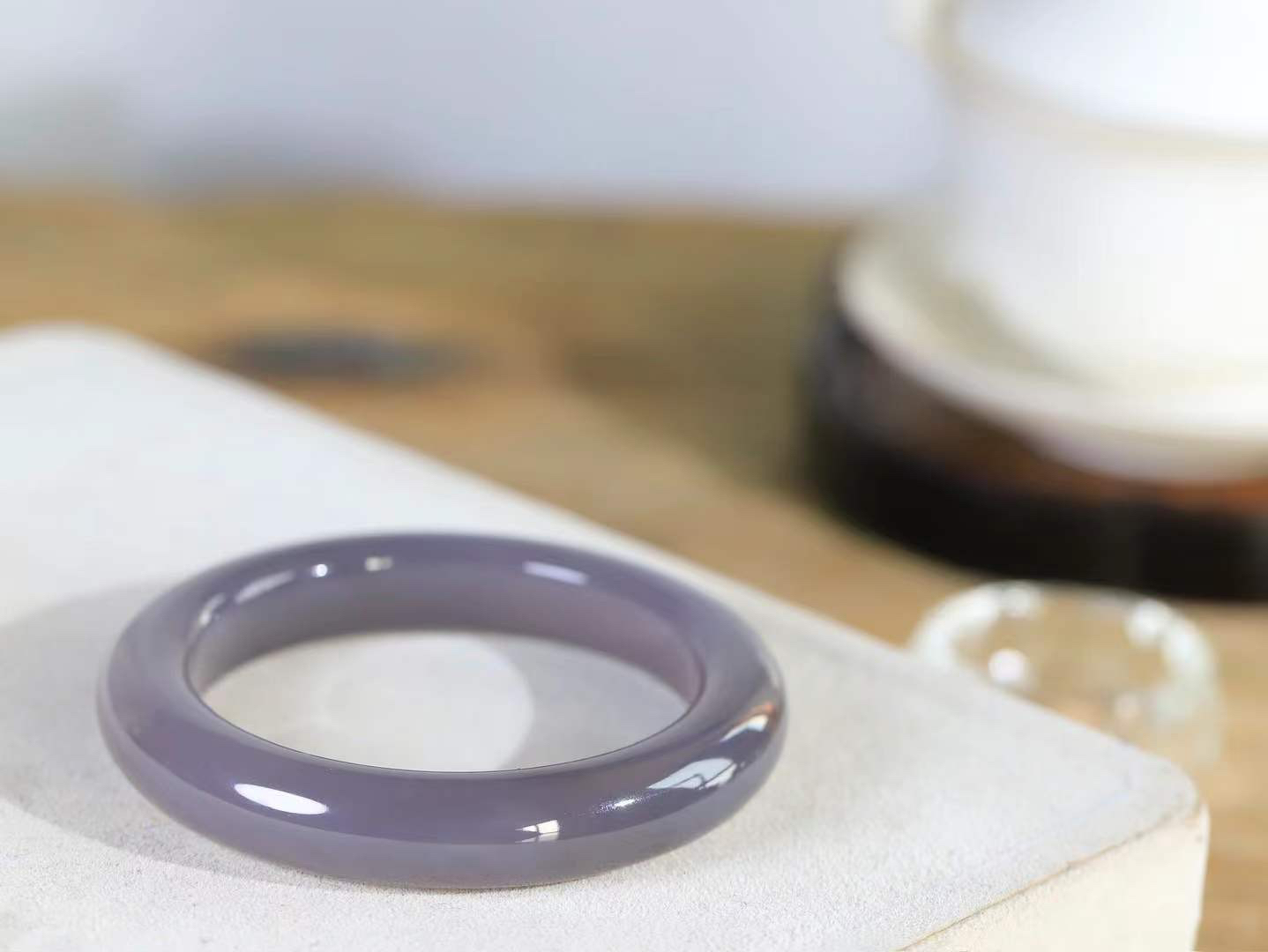 （柔情素语.手镯）

精品和田玉烟紫手镯，玉质细腻，手感温润，光泽柔和，寓意高贵、华丽、祥瑞、喜庆