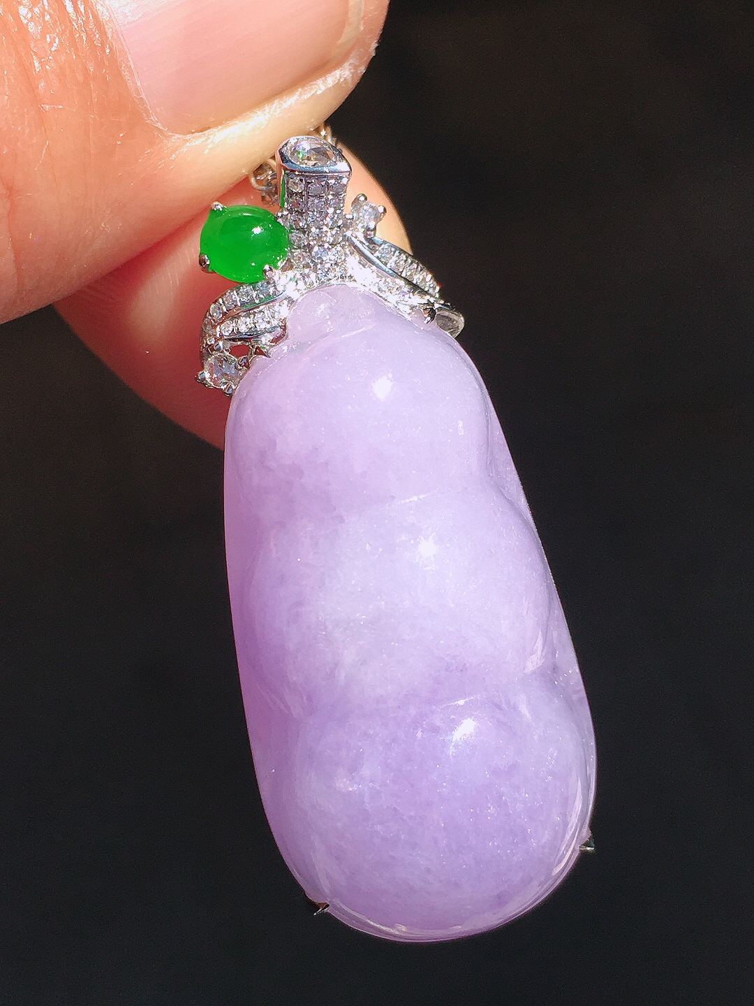 紫罗兰福豆吊坠，色泽均匀艳丽，玉质细腻，荧光感超
强，饱满圆润，尽显优雅气质，18k
金豪华镶嵌