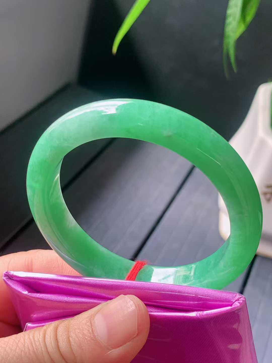 【翡翠名称】老坑种冰绿52.5正圈口手镯
【翡翠尺寸】52.5/11.2/8mm适合51.5-54正圈口佩戴
【翡翠描述】宝贝种老水足，玉质细腻，色泽靓丽，性价比高，佩戴效果好！
【其它赠送】权威证书/精美挂绳盒子/支持全国复检