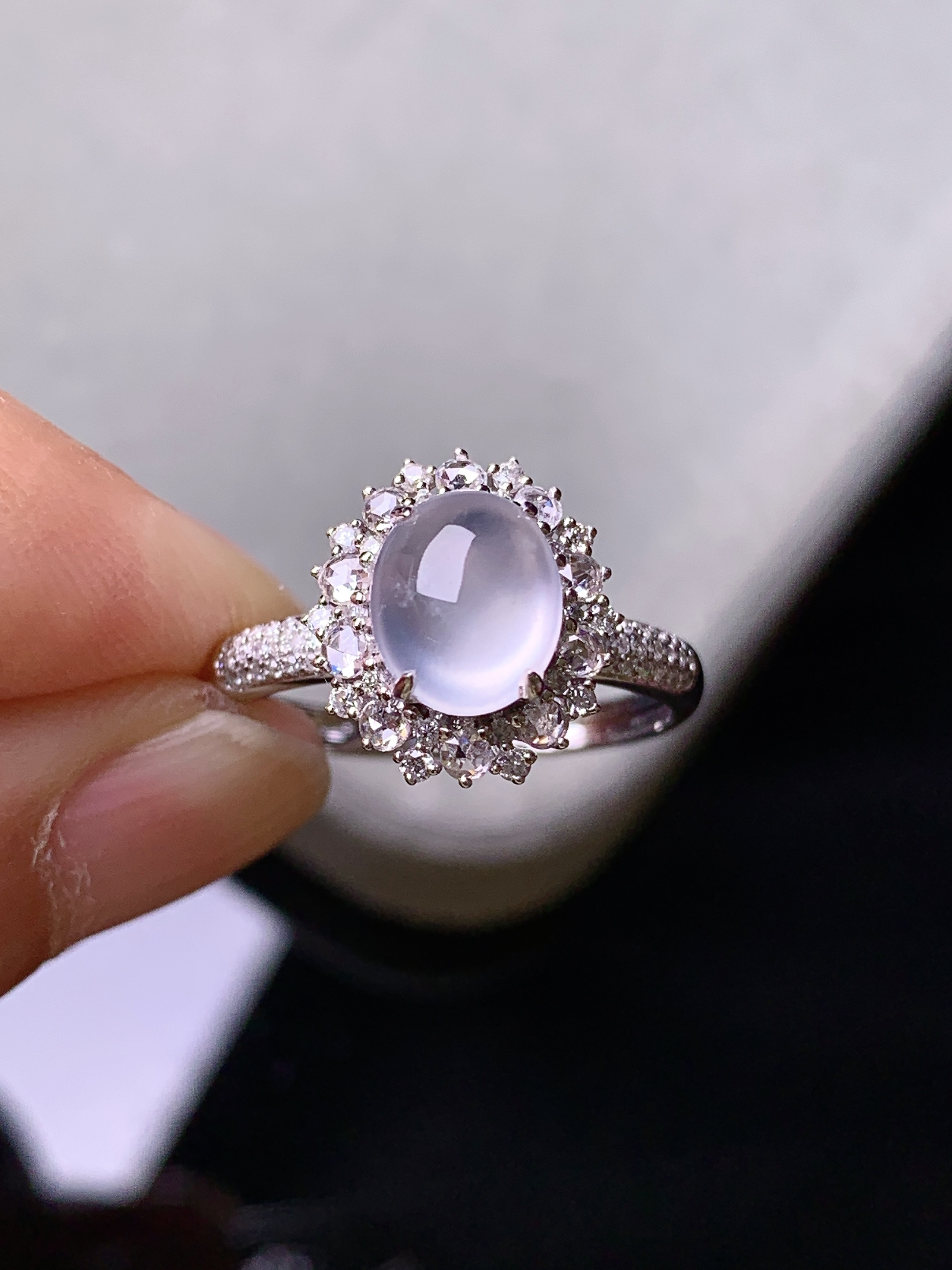 18k金钻镶嵌冰种蛋面戒指 玉质细腻 色泽艳丽清新 水润亮眼 圈口14.5 整体尺寸12*11*8.