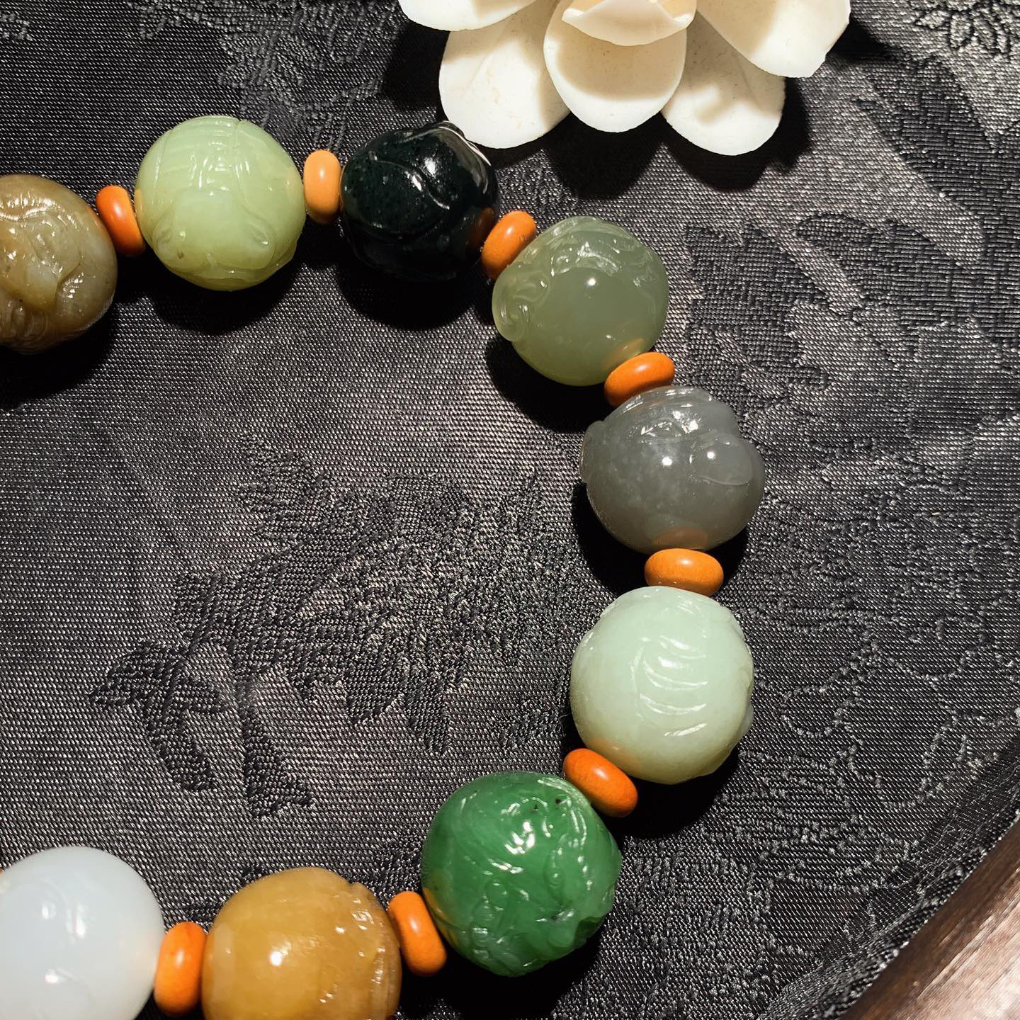 新疆和田玉且末糖多包十二生肖手串！尺寸16！玉质细腻油润。手推出油。佩戴高端典雅。lt260313