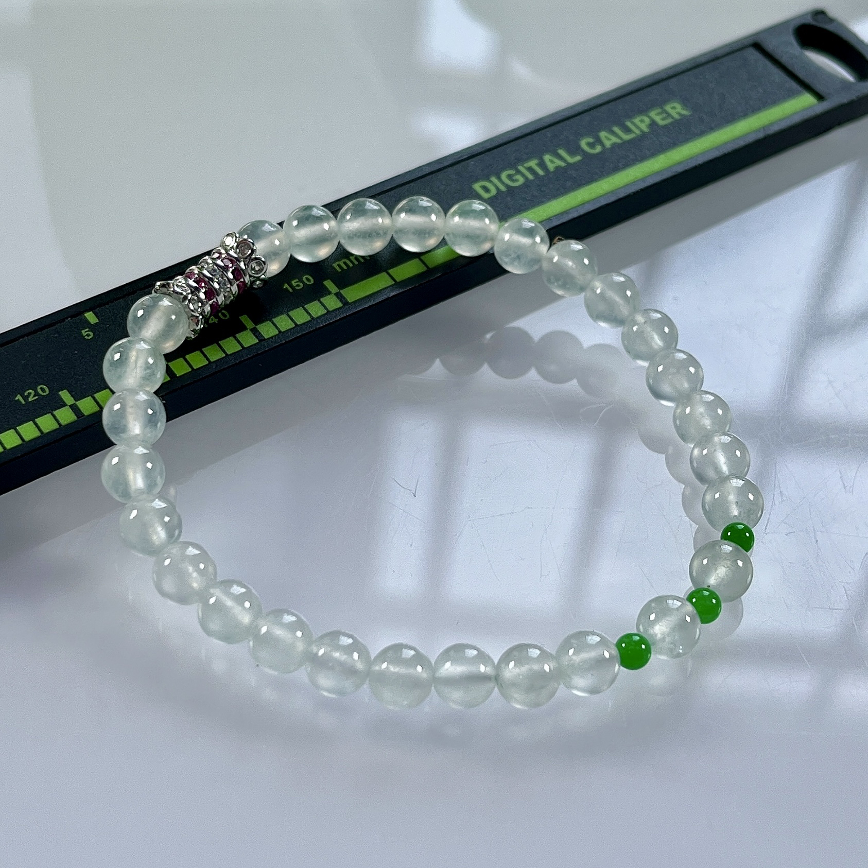缅甸天然翡翠A货，卡5.8玻璃种起光起胶圆珠手串手链，尺寸：白珠5.8mm/28颗，小绿珠3mm/3