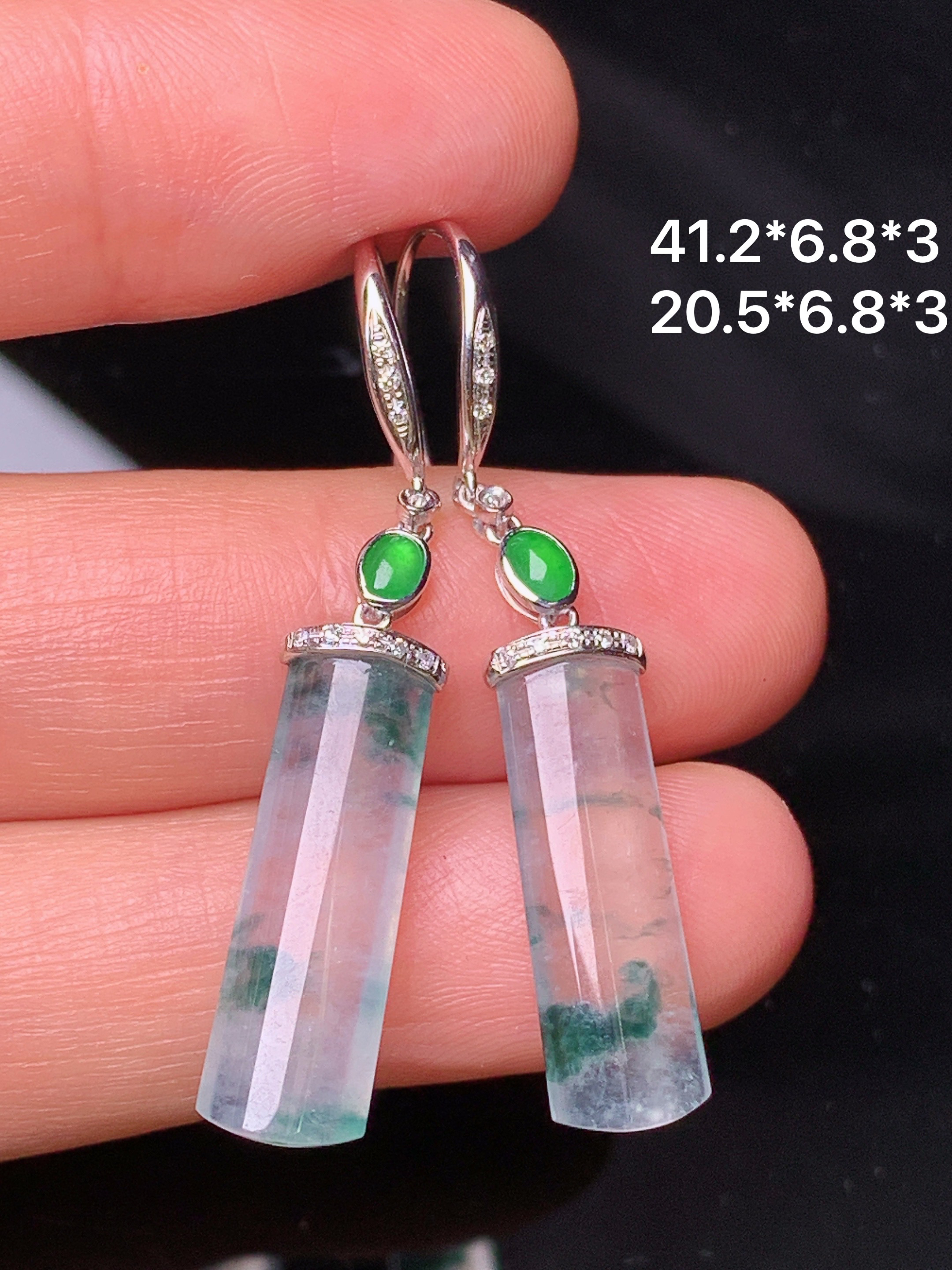 18k金钻镶嵌冰种玉柱耳坠 吊坠 玉质细腻 色泽艳丽清新 水润亮眼 整体尺寸41.2*6.8*3b1