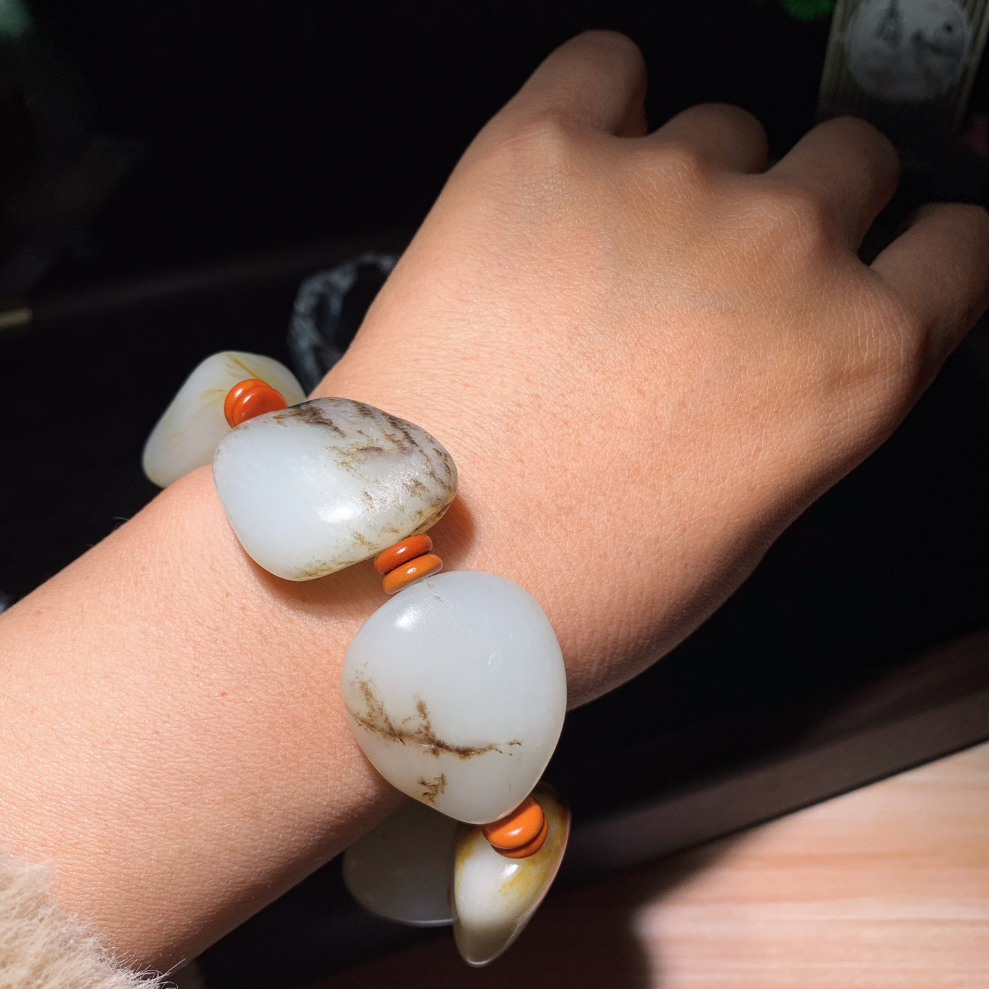 新疆和田玉白玉籽料手串 单颗尺寸32/26/18重146.8克。玉质细腻油润。手推出油。品相大气 lt260313