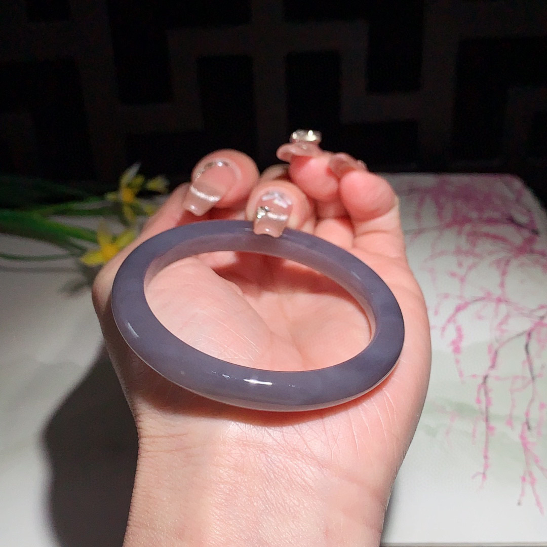 和田玉52圈口紫罗兰色手镯！玉质细腻油润 底色纯净 无裂无杂 脂粉好，品质高。